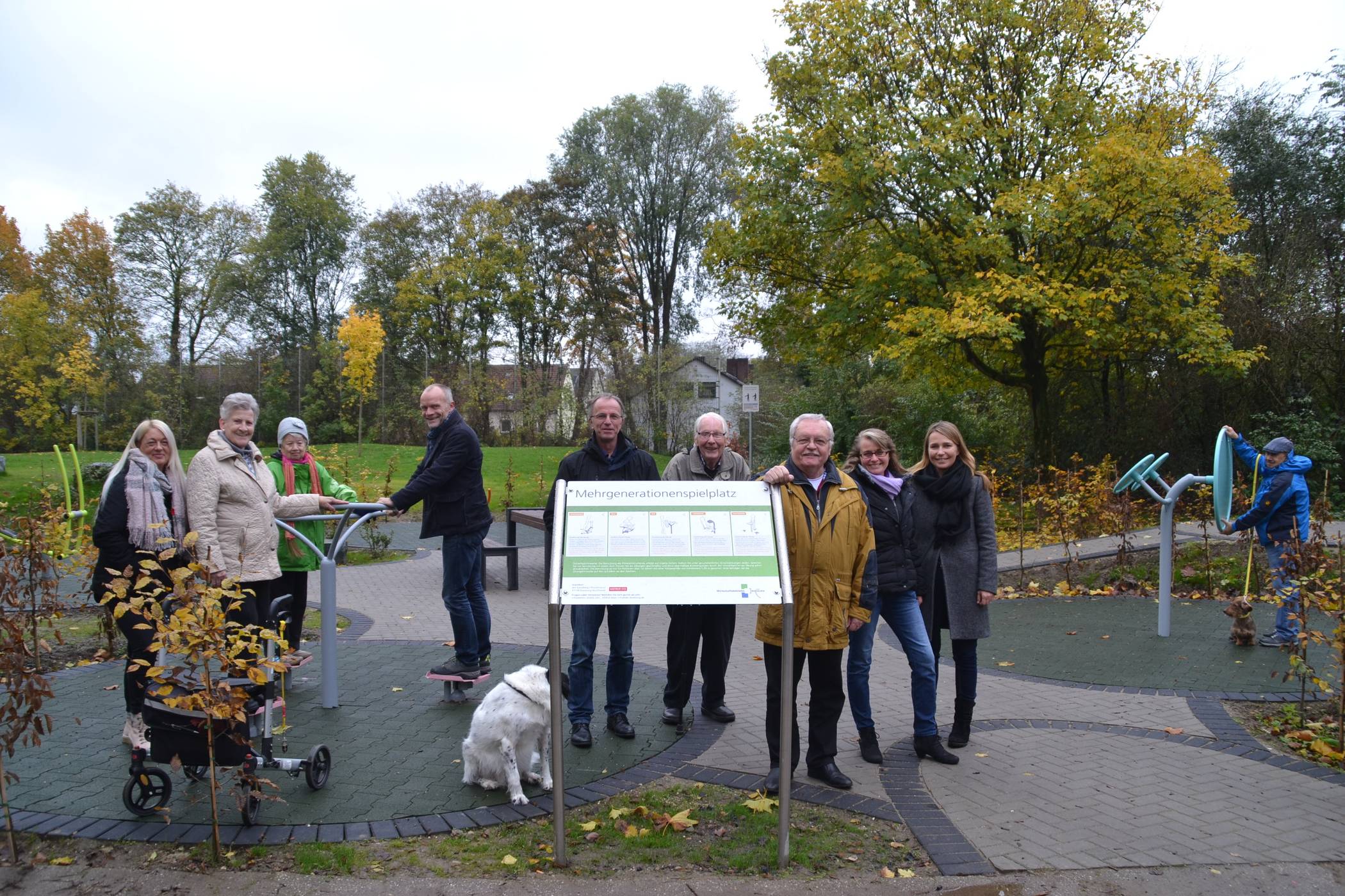  Bezirksbürgermeister Hans-Joachim Paschmann (am Schild) hatte zur Einweihung des Mehrgenerationen-Spielplatzes auf dem „Spielplatz Poststraße“ am „Haus am Sandberg“ nach Hochheide geladen. Die Wirtschaftsbetriebe gestalteten hier eine Fläche mit Spiel-/Trainingsgeräten für „Jung und Alt“. 