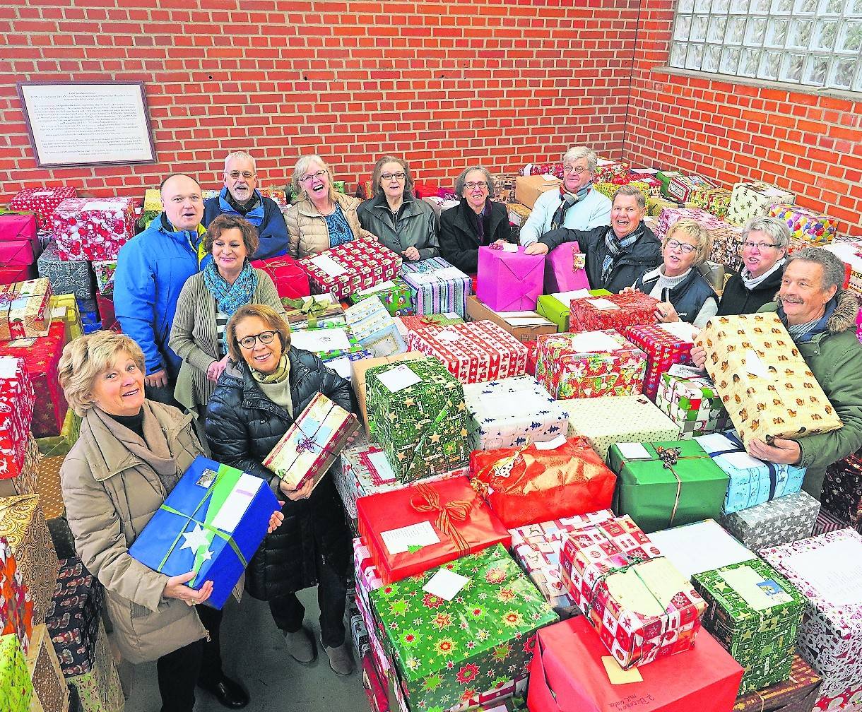 Die Tafel-Vorsitzende Monika Bartsch (2.v.l.) und ihr Team freuen sich über den Erfolg der Weihnachtspäckchen-Aktion.