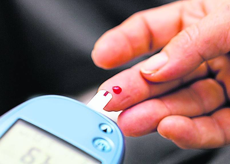  Wer an Diabetes erkrankt ist, muss regelmäßig seinen Blutzuckerwert messen. 