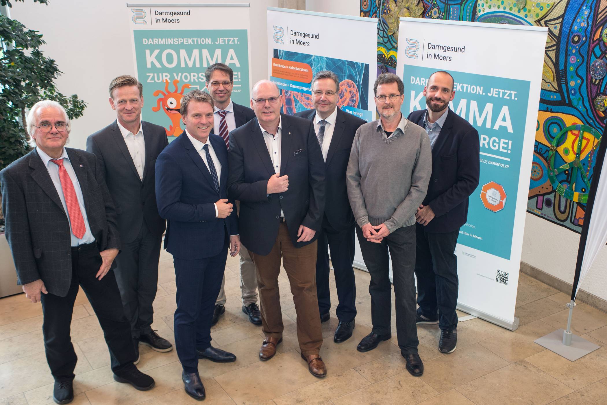 Zogen eine positive Bilanz der Kampagne „Darmgesund in Moers“ (v. l. n. r.): Fritz Elmer von der Selbsthilfegruppe ILCO, Dr. Ralf Engels, Vorstand der Stiftung Krankenhaus Bethanien, Prof. Ralf Kubitz, Chefarzt Gastroenterologie Bethanien, Bürgermeister Christoph Fleischhauer als Kampagnen-Schirmherr, Chefarzt Dr. Christoph Vogt aus dem St. Josef, St. Josef-Geschäftsführer Ralf H. Nennhaus, Patient Dirk Driesen und Kampagnenleiter André Filipiak. (KBM/Stierand)