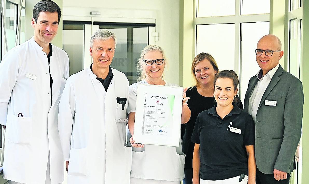 Das Team der Klinik für Allgemeine Innere Medizin und Pneumologie des AKH freut sich über die Zertifizierung zum Lungenzentrum (v.l.): Dr. Johannes Steiff, Chefarzt Dr. Karsten Woelke, Schwester Silvia Bigalke, Wiebke Eßer, Qualitätsmanagement, Dr. Silke Weich sowie der Geschäftsführer des AKH Viersen, Dr. Thomas Axer.