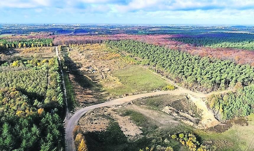  Kreis Viersen. Ein Biotopverbund – was ist das genau und wer profitiert davon? In einem neuen Kurzfilm informiert die Biologische Station Krickenbecker Seen über die Idee und über bisher erfolgte Maßnahmen wie beispielsweise im Südwesten des Kreises Viersen. Das fünfminütige Video erklärt anschaulich, warum Tiere und Pflanzen auf einen Biotopverbund angewiesen sind. Er verbindet isolierte Schutzgebiete miteinander und ermöglicht natürliche Ausbreitungsprozesse zwischen ihnen sowie den genetischen Austausch zwischen Populationen. Davon profitieren vor allem Pflanzen, Reptilien und Amphibien.Zum Video gelangt man über www.bsks.de   Projekte   Biotopverbund. 