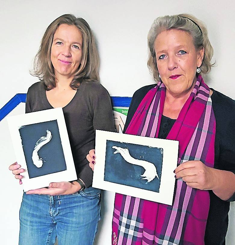 Die Künstlerin Ilona Friedrich (l.) mit Uta Petersen vom Ortsverband des Kinderschutzbundes.
