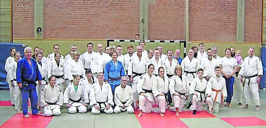  Die Teilnehmer des Lehrgangs, vorne links Referent Werner Dermann, rechts Referent Mirco Fabig . 