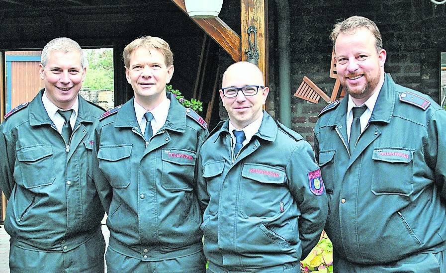   Löschzugführer Thomas Edelmann (links) und sein Vertreter Jens Pfeil-Schneider (rechts) ehrten die Jubilare Heinz Jennen (Zweiter von links) und Lothar Linkner. 