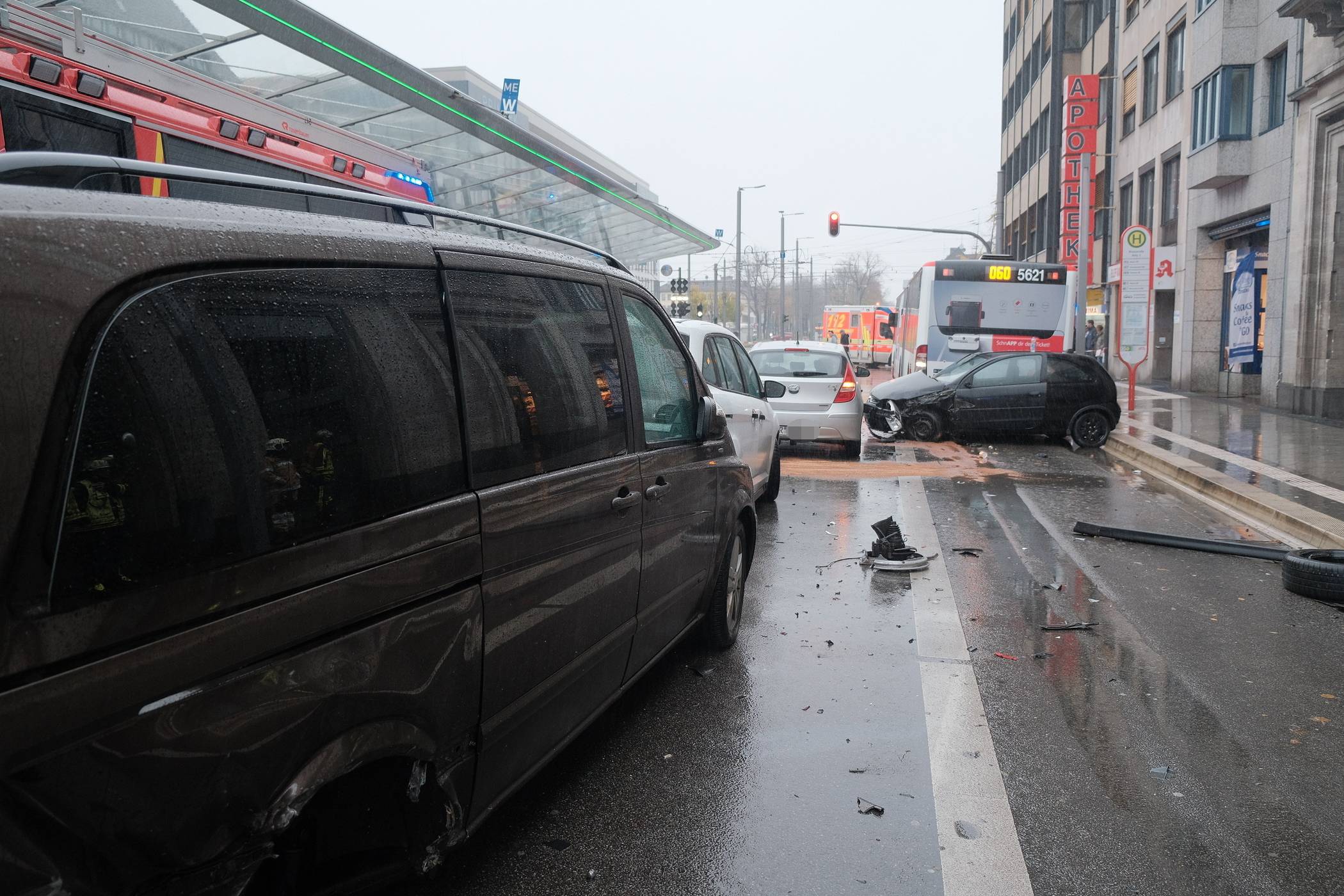 Ein Schwerverletzter auf dem Ostwall: 28-Jähriger löst Karambolage mit Autos und Linienbus aus