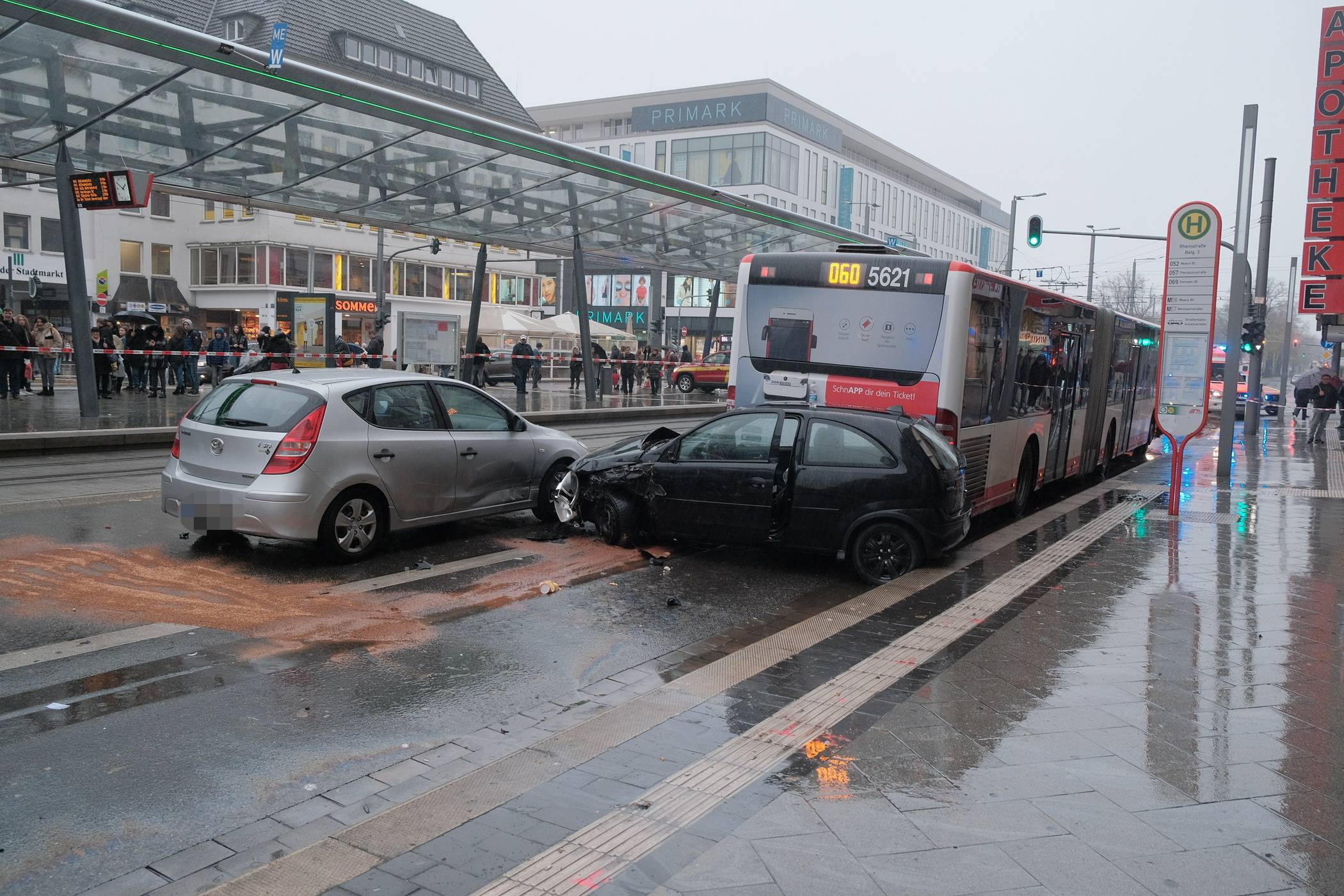 Ein Schwerverletzter auf dem Ostwall: 28-Jähriger löst Karambolage mit Autos und Linienbus aus
