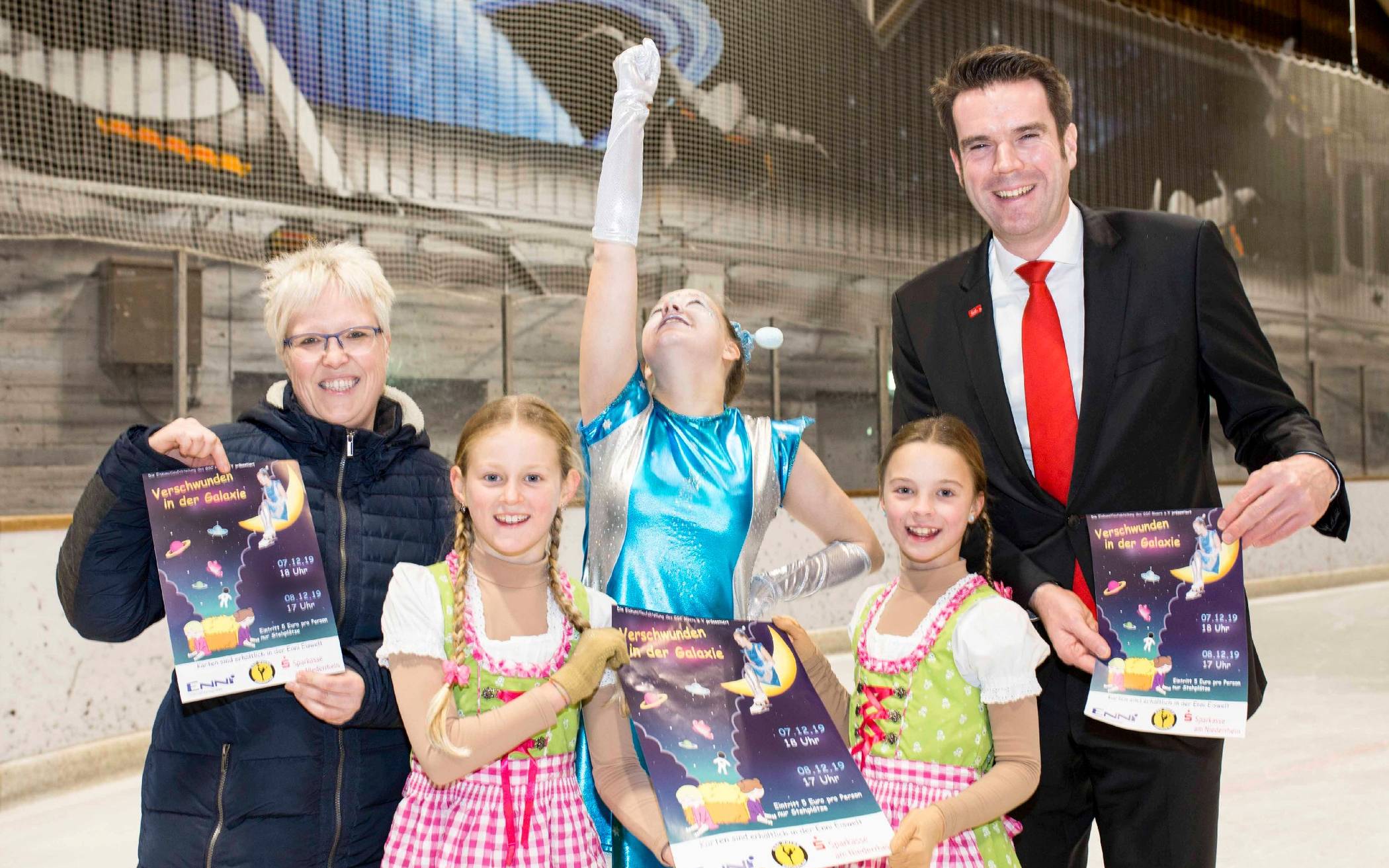 Freuen sich auf das Eismärchen des GSC (v.l.n.r.) GSC-Vizepräsidentin Silke Uerschels, Fiona, Lena, Lana und Stefan Ertelt von der Sparkasse am Niederrhein.