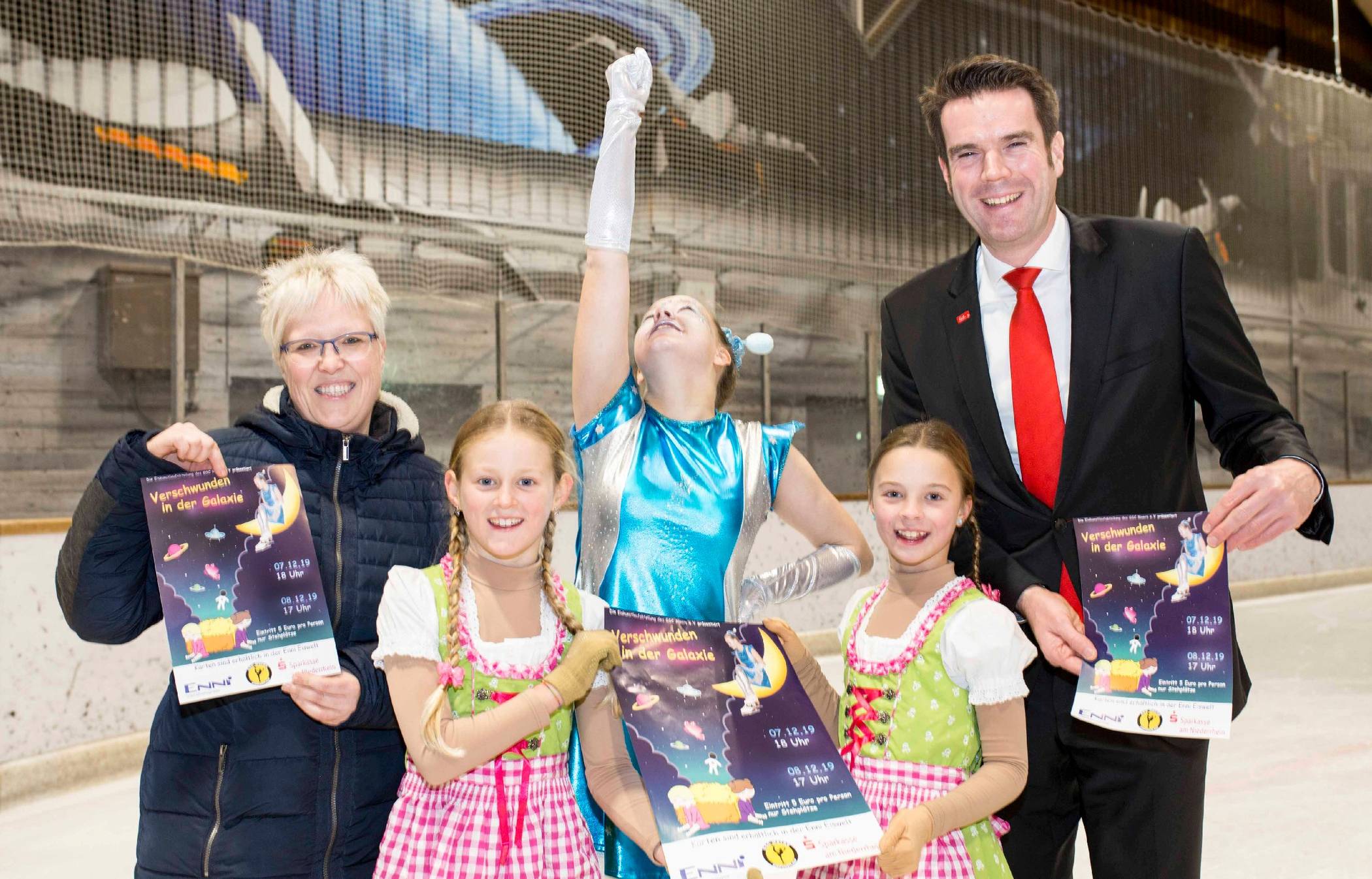 Freuen sich auf das Eismärchen des GSC (v.l.n.r.) GSC-Vizepräsidentin Silke Uerschels, Fiona, Lena, Lana und Stefan Ertelt von der Sparkasse am Niederrhein.