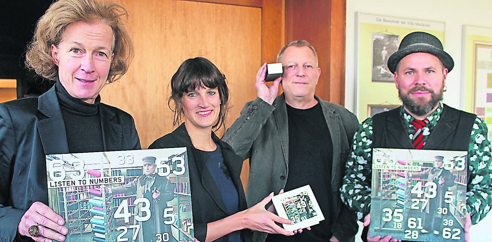 Präsentieren den neuen Krefeld-Sampler: (v.l.) Dr. Gabriele König, Leiterin des Kulturbüros; Claire Neidhardt, stellv. Leiterin des Marketingamtes, Knut Habicht von der Krefelder Musikerinitiative und Kurator Philip Lethen.