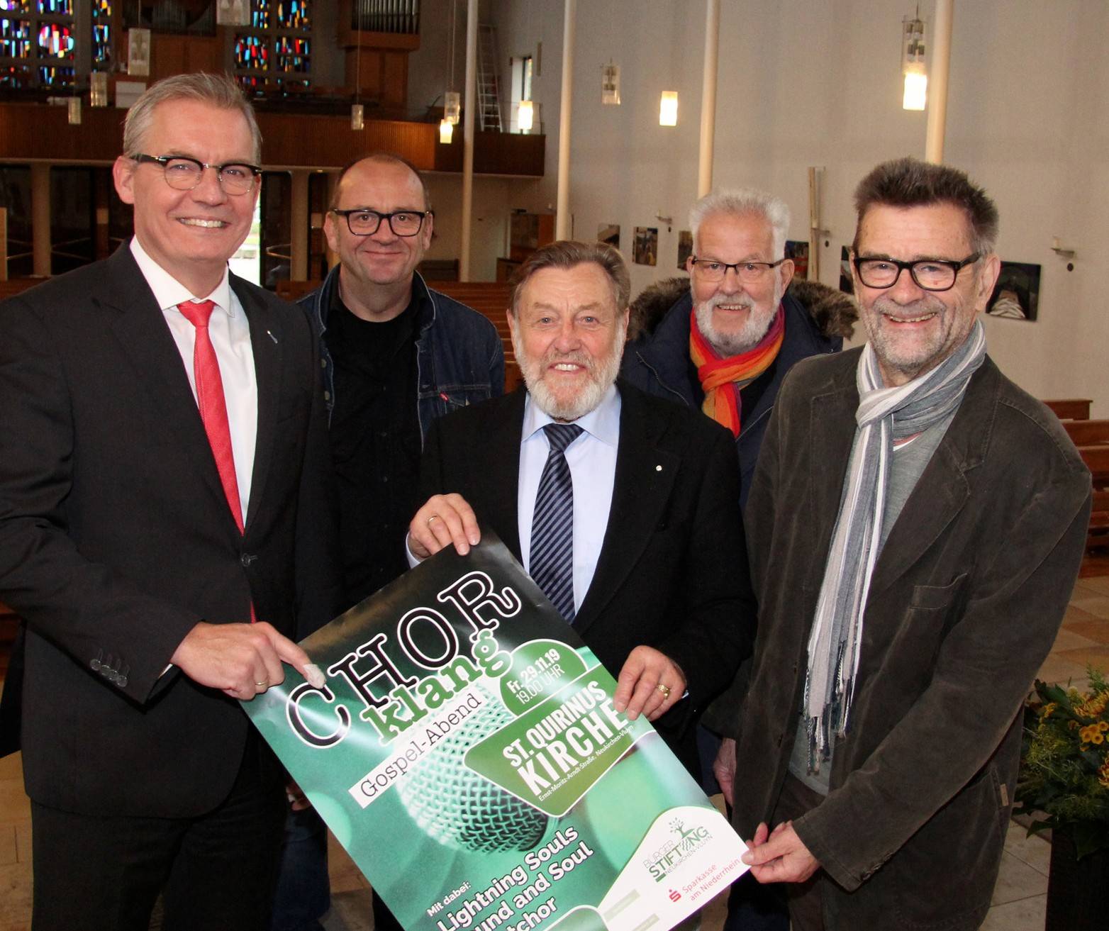  Laden zum Gospelabend in die St. Quirinuskirche in Neukirchen ein (v.l.n.r.): Sparkassenvorstand Bernd Zibell, Chorleiter Tom Bissels, Kurt Best von der Bürgerstiftung, Kirchenvorstand Arnold Zimmermann und Heinz-Jürgen Wienicke, ebenfalls Bürgerstiftung. 