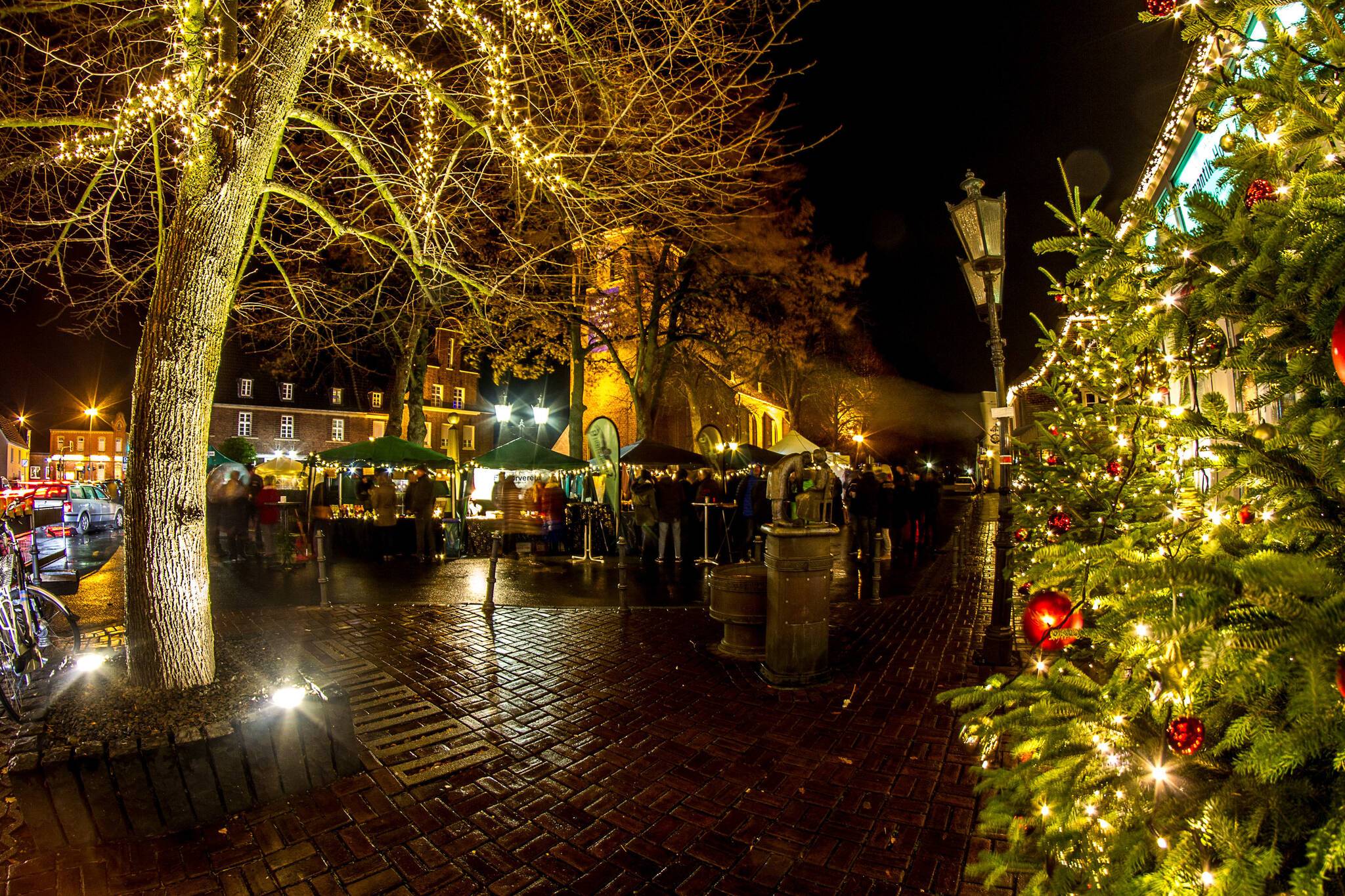 Wer einmal den Weihnachtsmarkt in Repelen besucht hat, weiss die besonderen Atmosphäre an der Dorfkirche zu schätzen. 