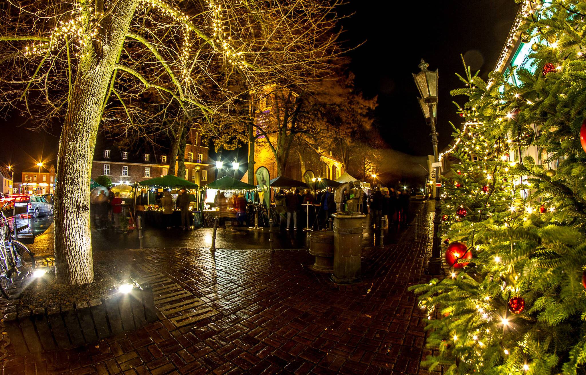 Wer einmal den Weihnachtsmarkt in Repelen besucht hat, weiss die besonderen Atmosphäre an der Dorfkirche zu schätzen.