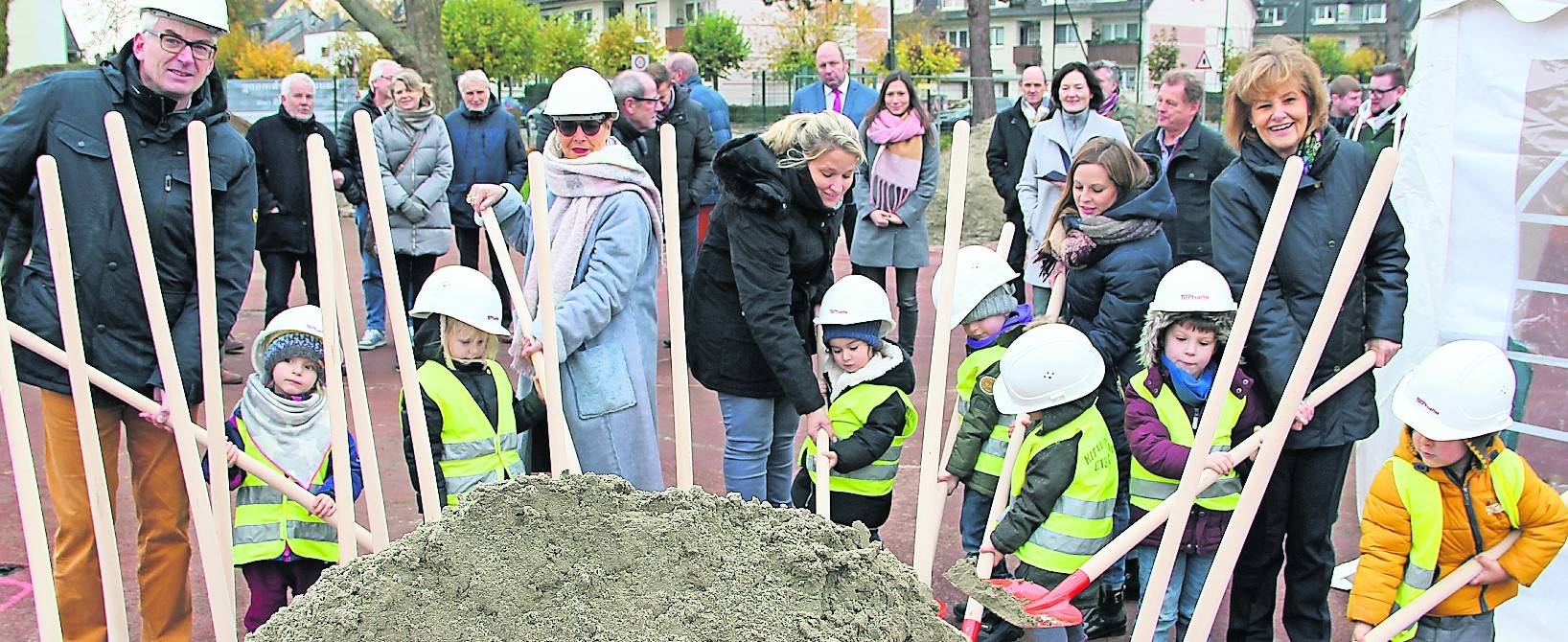 Bürgermeisterin Angelika Mielke-Westerlage mit den Kindern beim Spatenstich.