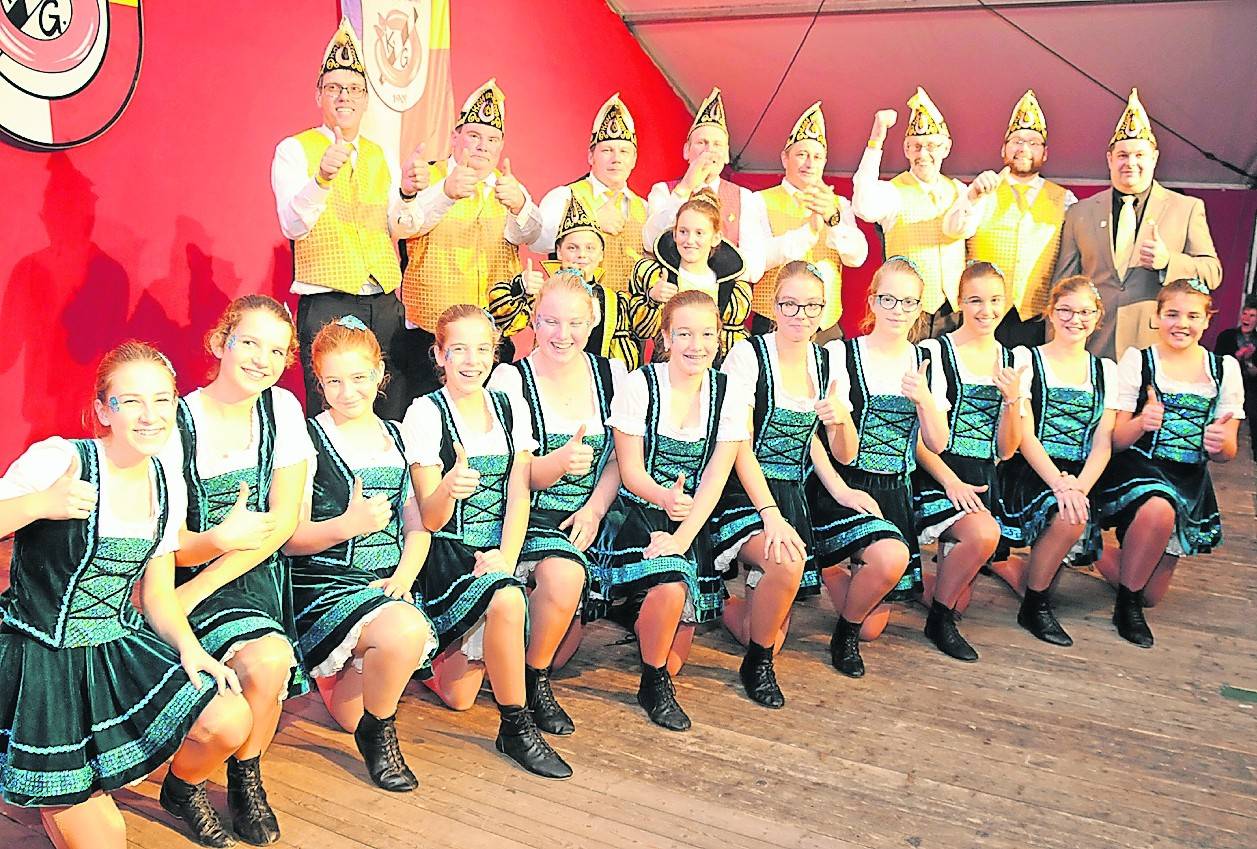   Prinz Robert II. mit seinen Ministern, seinen Gardemädels und dem Vorsitzenden Andreas Bongartz beim Nierster Erwachen. Gemeinsam freuen sich alle Närrinnen und Narren vor allem auf die Hochzeit im kommenden Frühjahr. 