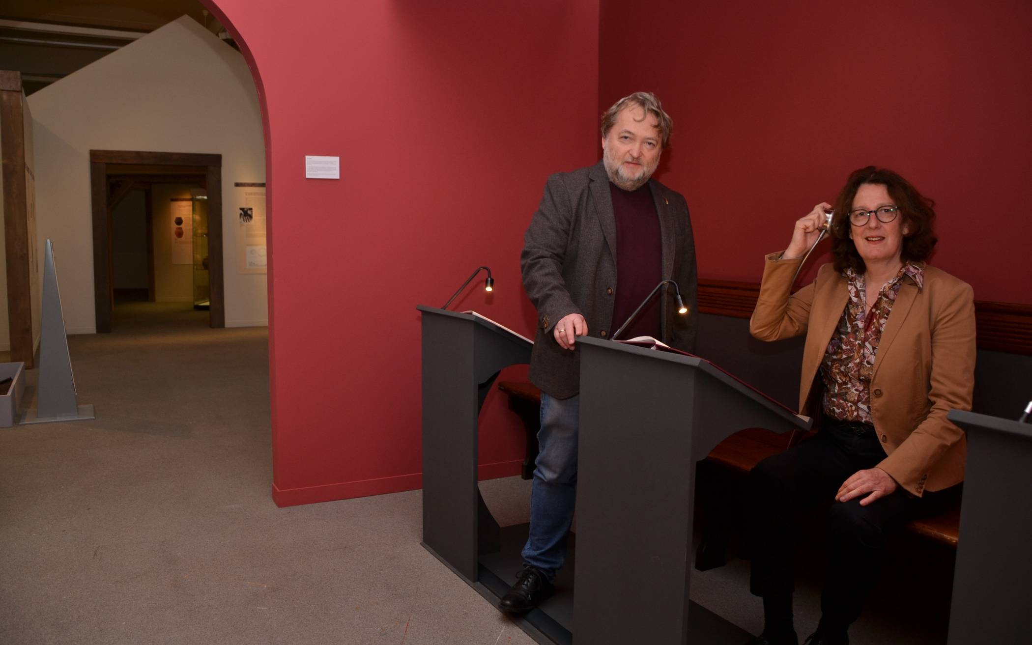 Auch Stadtarchäologe Kai Thomas Platz und Museumsleiterin Susanne Sommer sprechen es nicht mehr fließend, aber in der Kanzleistube kann man nachhören, wie Altniederfränkisch geklungen hat – Martin Schubert, Mediävist der Uni Duisburg-Essen, hat alte Texte „im Original“ eingesprochen.