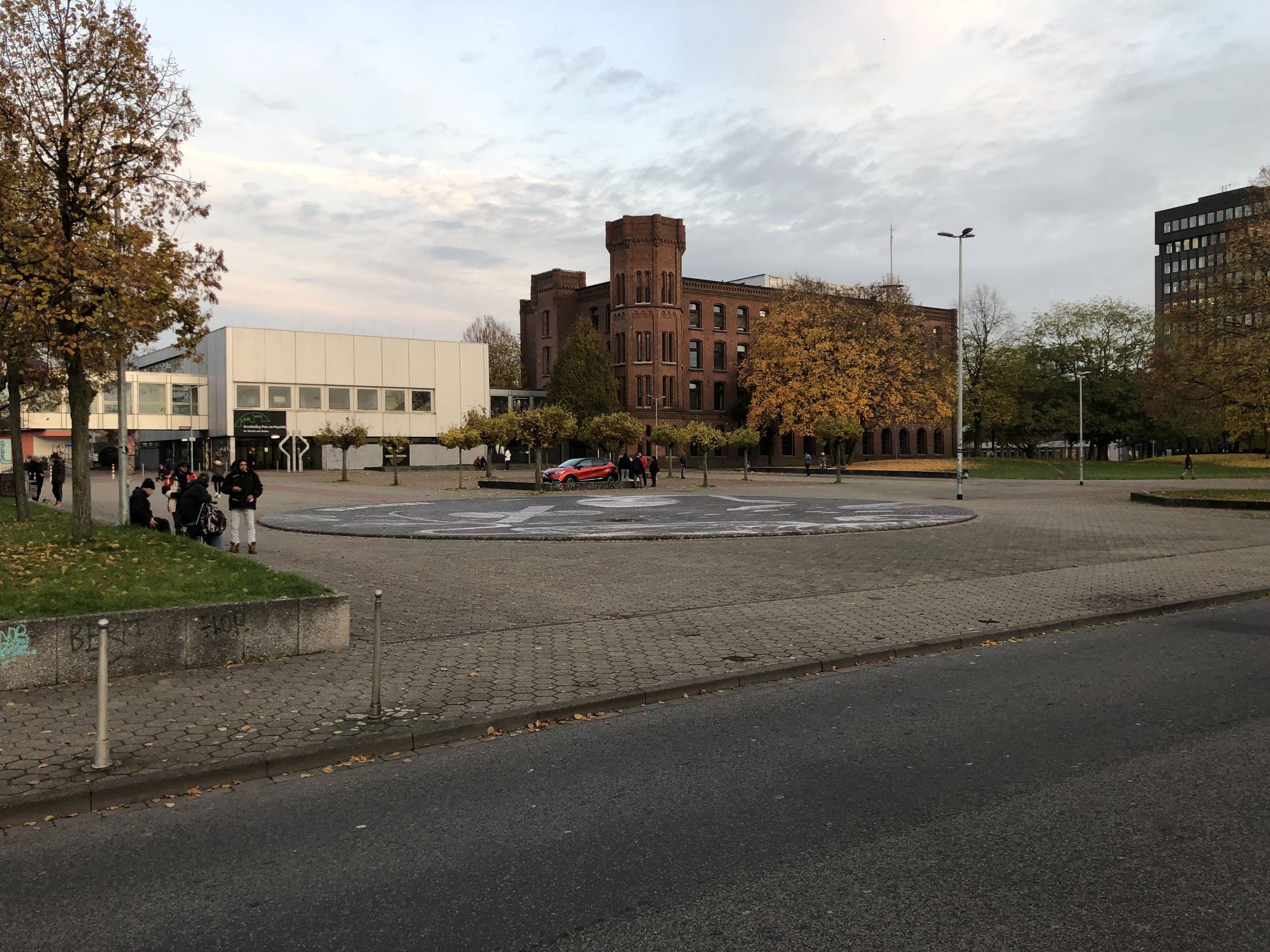 Drogen-, Gewalt- und Straßenkriminalität – am Platz der Republik ereignen sich regelmäßig Straftaten. Die Sicherheitskooperation Vitus erarbeitet Maßnahmen, wie man dem entgegenwirken kann.