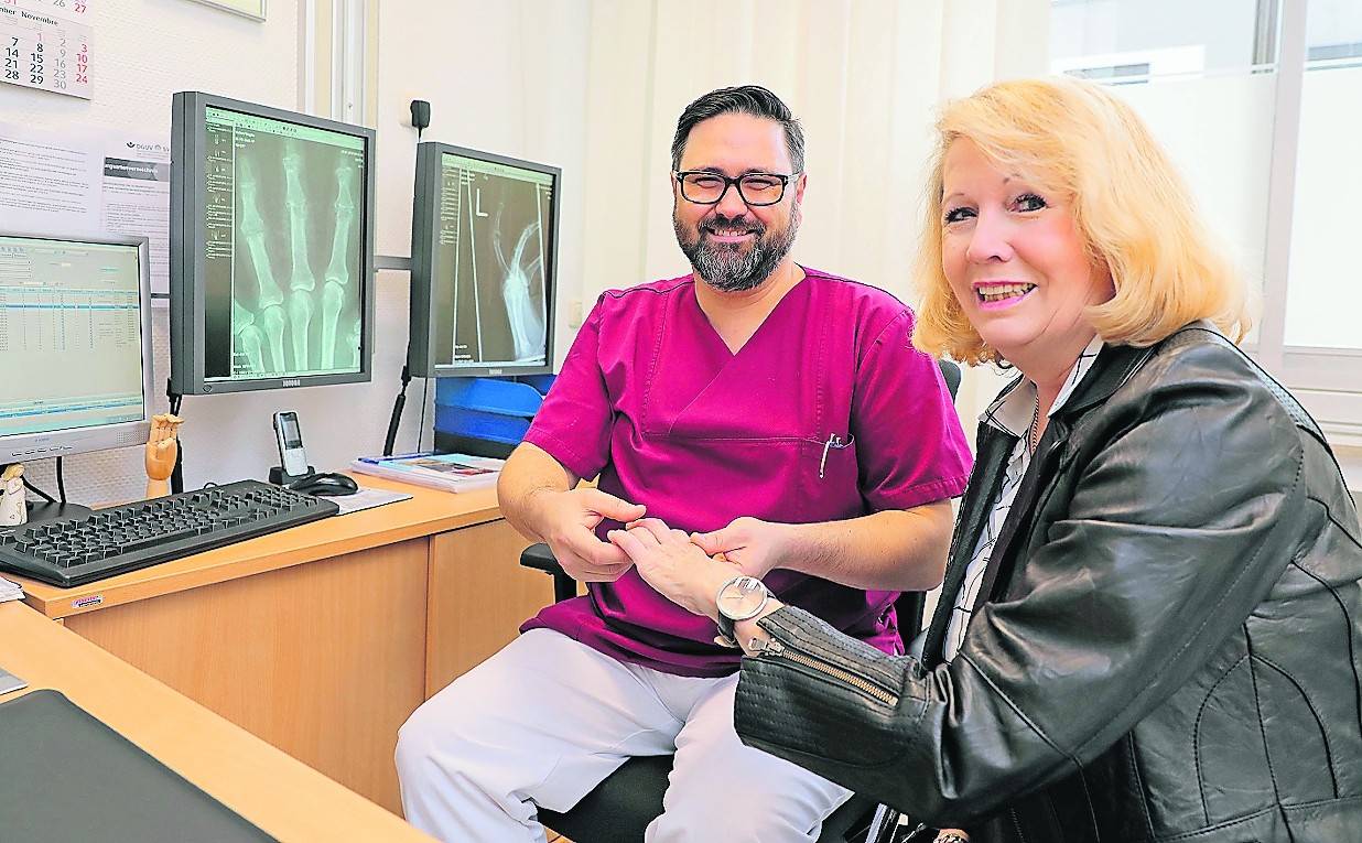  Brigitte Viefers hat sich ihre Fingergelenke im St. Irmgardis-Krankenhaus operieren lassen und ist jetzt schmerzfrei. Oberarzt Dr. Steven Lowis freut sich mit seiner Patientin. 