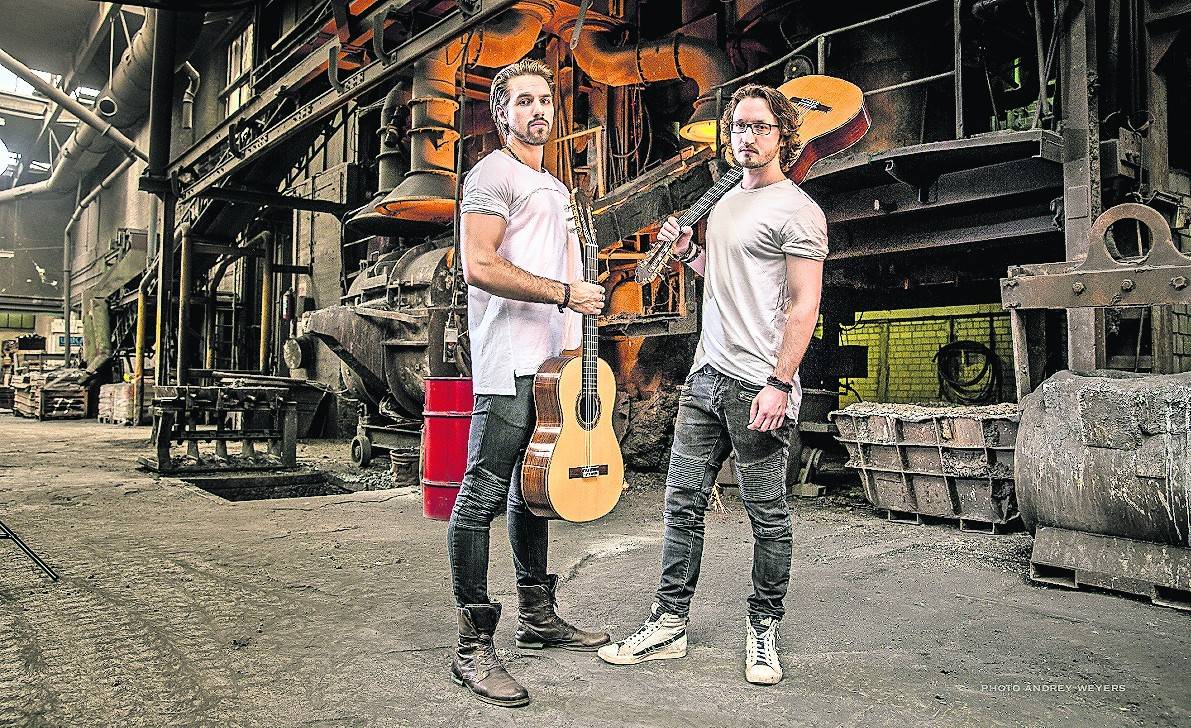 TwoFourTwelve – die beiden Gitarristen sind zu Gast in der Alten Kirche in Lobberich.
