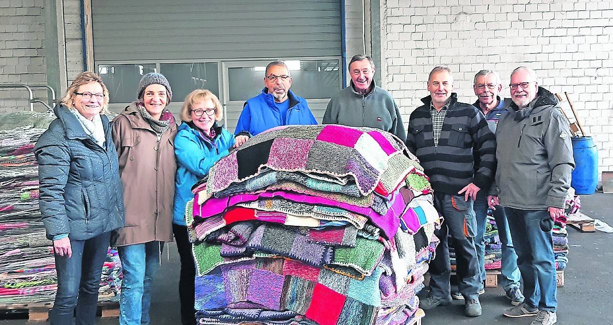  Fleißig angepackt wurde wieder beim Verladen von knapp 1.800 Decken, die unter anderem für Waisenkinder in Rumänien gedacht sind. 