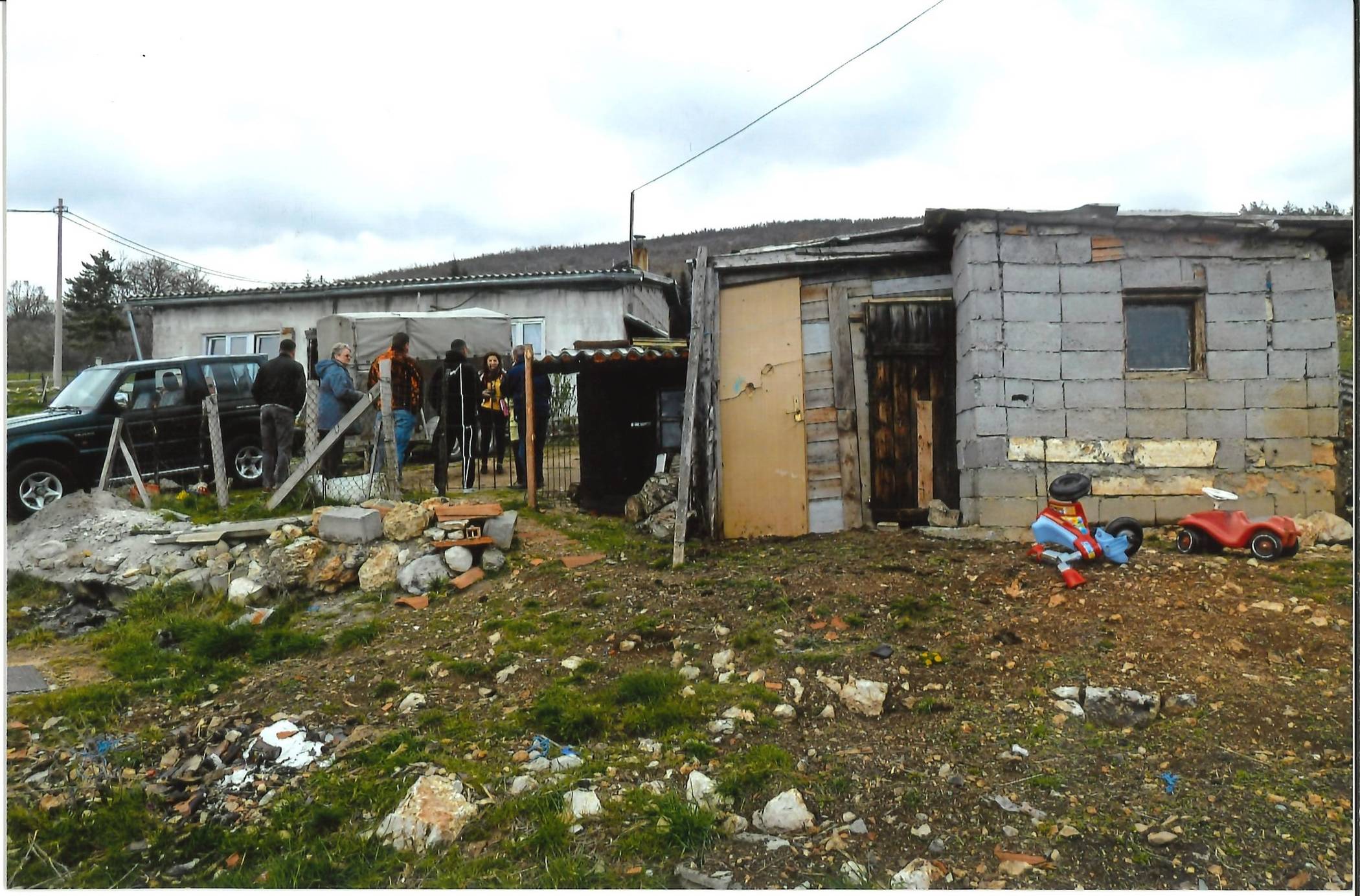 Wohnen auf Bosnisch: So lebt eine Familie mit fünf Kindern in Livno. 5000 Euro steckt die Bosnienhilfe nun in die Sanierung der Baracke.