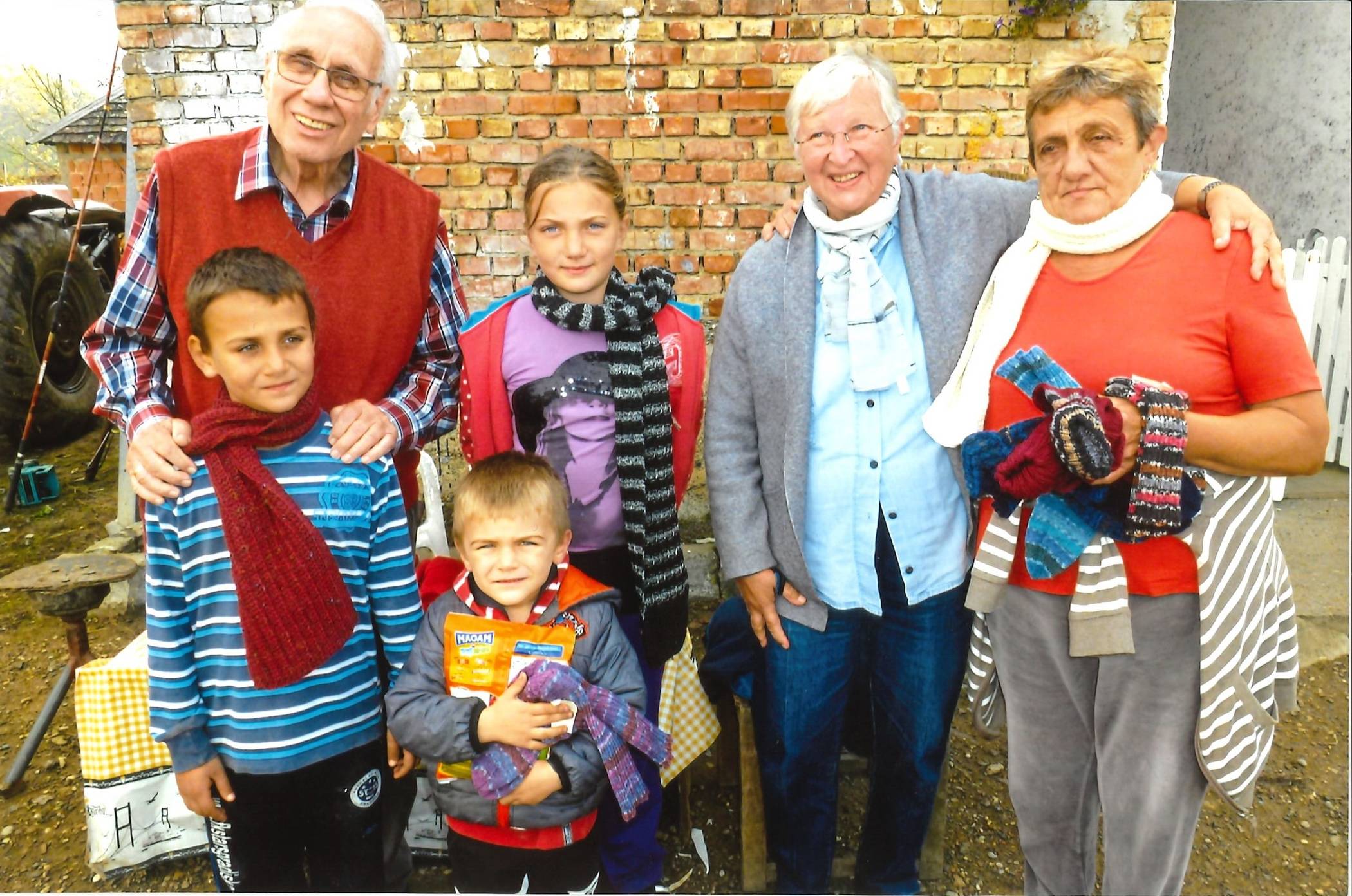 Dank einer strickbegeisterten, 90 Jahre alten Dame aus Duisburg-Neudorf konnten Heribert und Ursula Hölz auch im Oktober wieder Schals, Handschuhe und Co. an mittelose Familien verteilen.