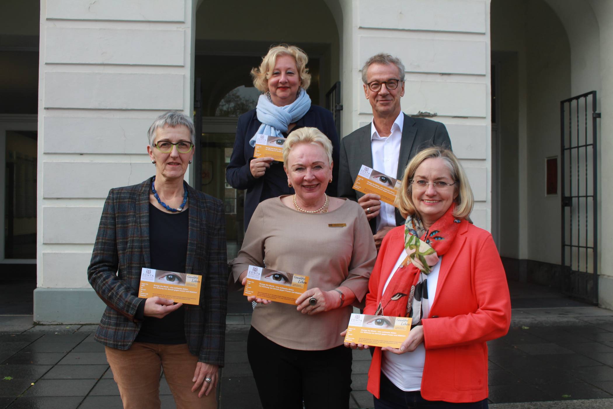 Laden vor dem Rathaus zur Auftaktveranstaltungam morgigen Montag, 18 Uhr, in der Mediothek ein: (v.l. vorne) Martina Müller-West vom Netzwerk gegen häusliche Gewalt, Martina Stall vom Zonta-Club und Gleichstellungsbeauftragte Heike Hinsen; (oben) die stellvertretende Gleichstellungsbeauftragte Martina Bergmann und Dietmar Siegert, Geschäftsführer vom Krefelder Kinderschutzbund.