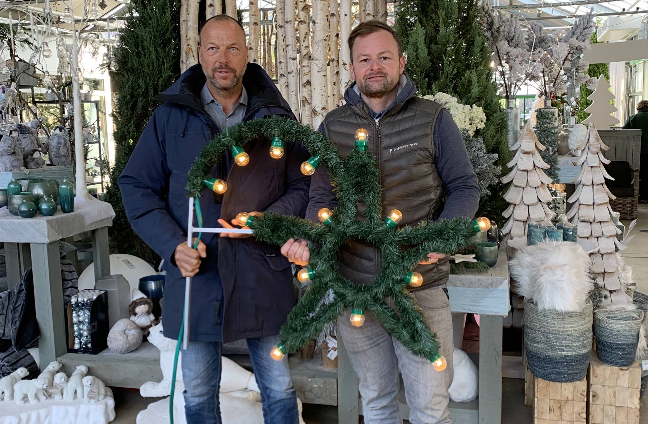   Andreas Galonska und Robert Selders vom WuI wollen Lichtsterne in Büderich aufhängen. Eine Idee für ganz Meerbusch? 