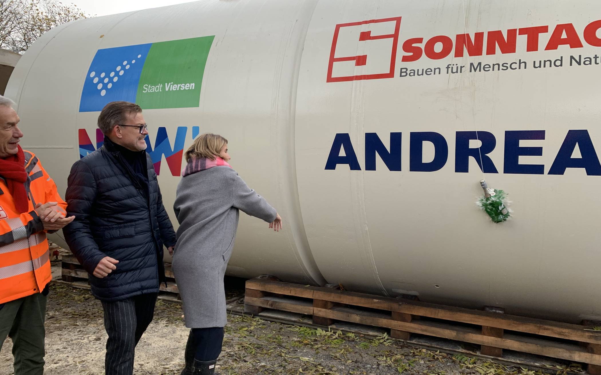 Viersens Bürgermeisterin Sabine Anemüller taufte am Donnerstag im Beisein von NEW-Vorstand Frank Kindervatter nach alter Bergmannstradition den Bohrkopf der Vortriebsmaschine.