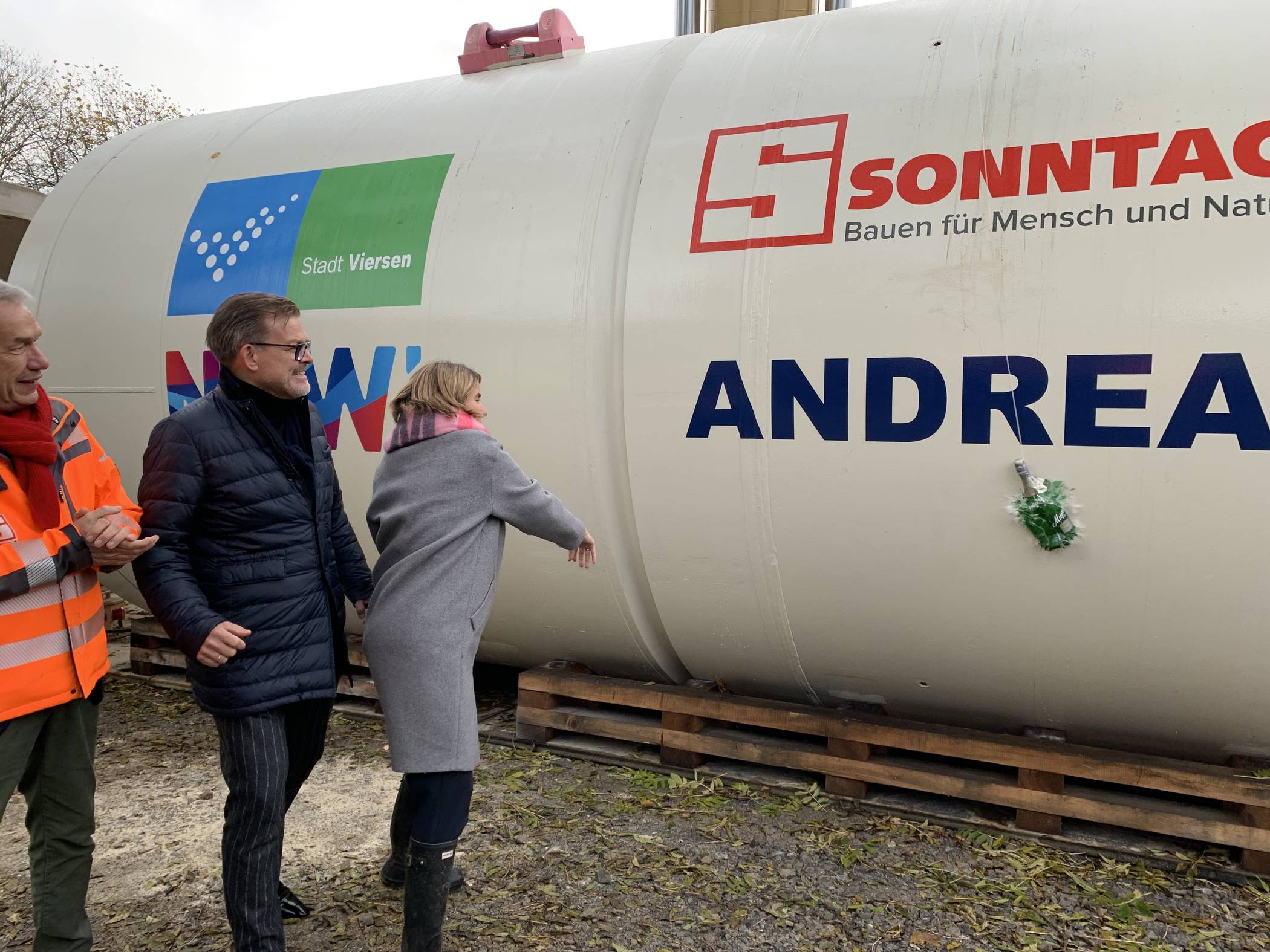 Viersens Bürgermeisterin Sabine Anemüller taufte am Donnerstag im Beisein von NEW-Vorstand Frank Kindervatter nach alter Bergmannstradition den Bohrkopf der Vortriebsmaschine.