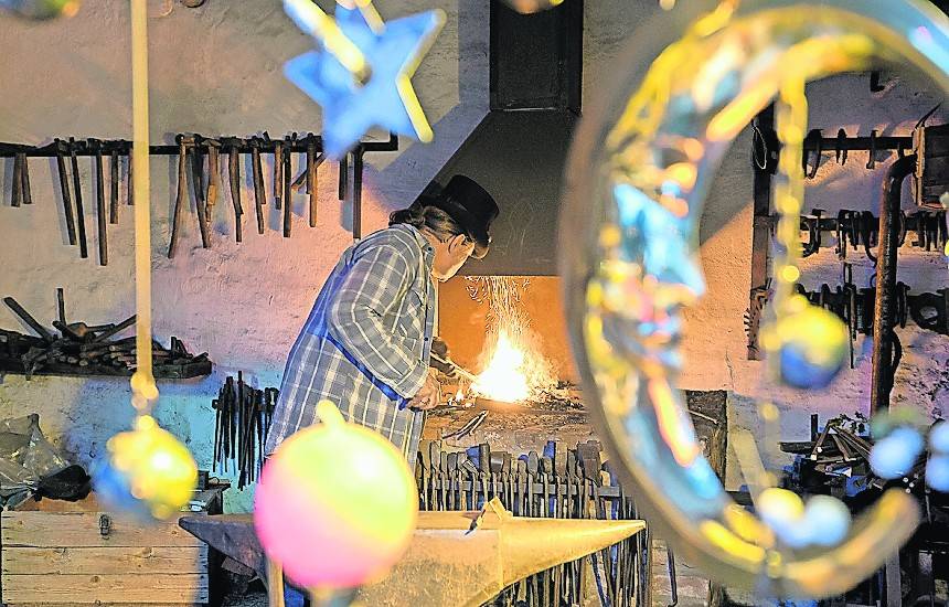 Beim Weihnachtsmarkt im Niederrheinischen Freilichtmuseum präsentieren 100 Künstler ihre Werke. Der Markt findet an den ersten beiden Adventswochenenden statt.