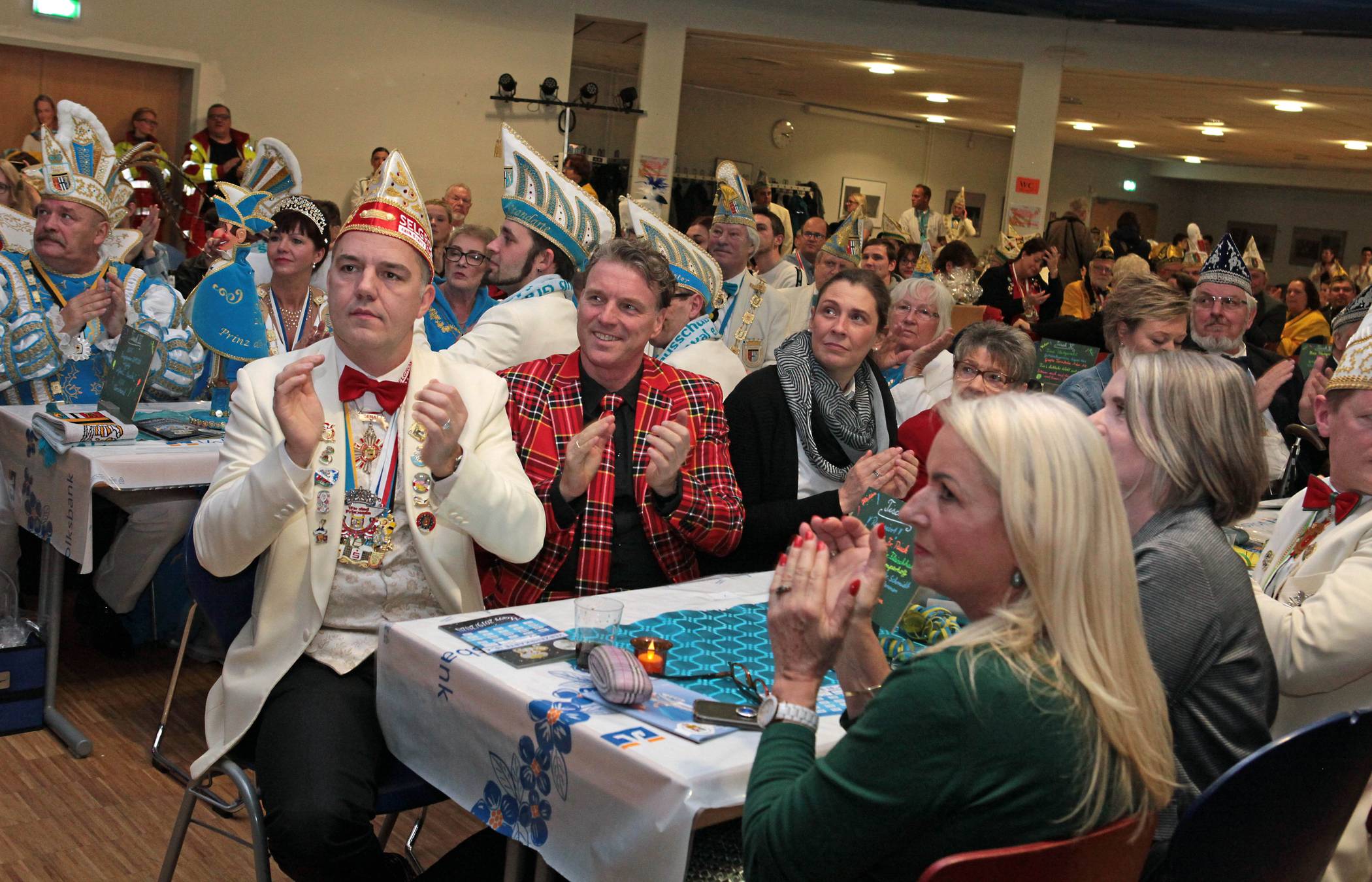 Auch der Moerser Bürgermeister Christoph Fleischhauer (karierter Anzug) feierte das neue Kinderprinzenpaar der Grafschaft.