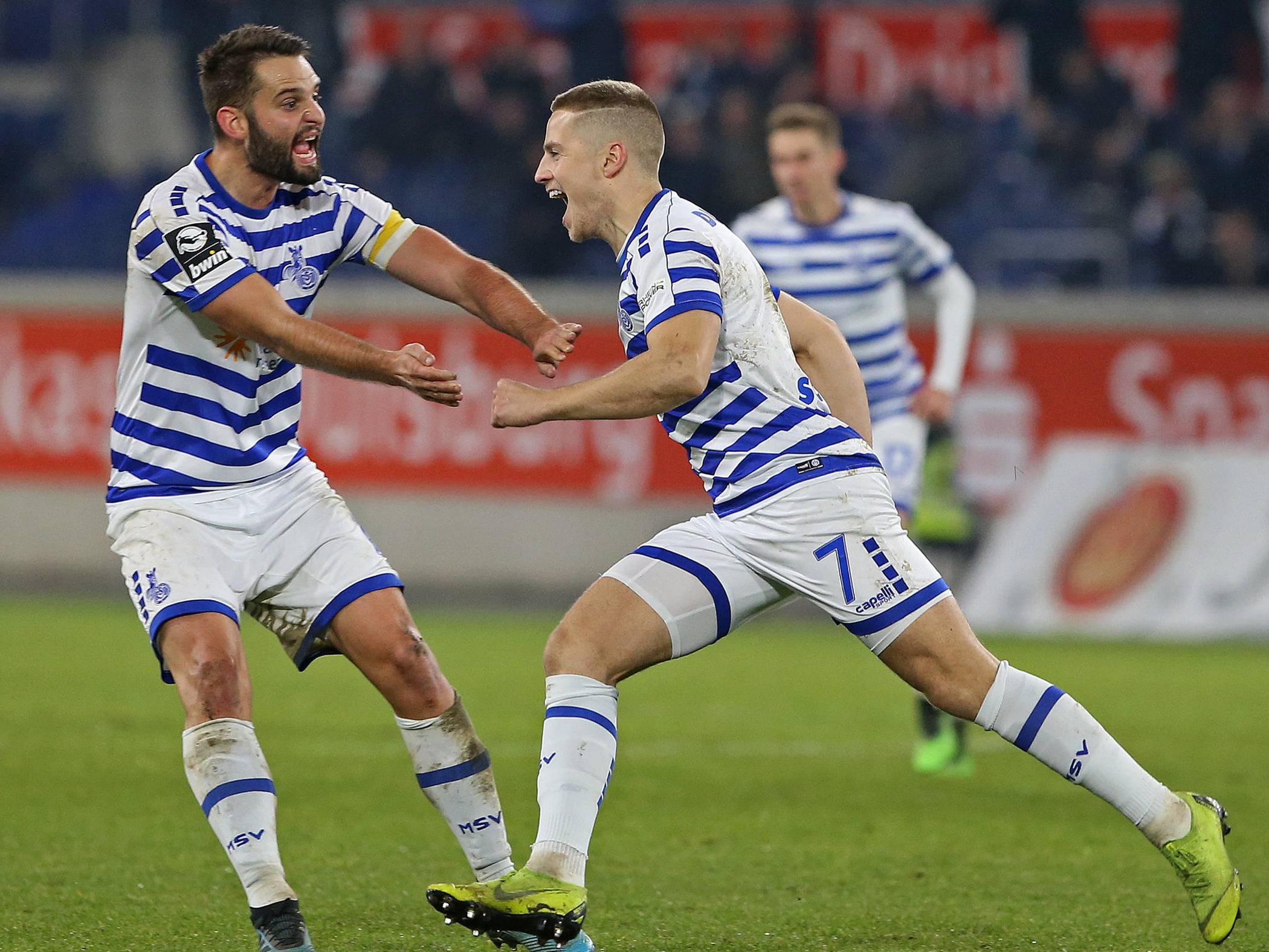  Drin das Ding: Lukas Scepanik hat zum 2:1 getroffen und dreht jubelnd ab. Tim Albutat freut sich mit.  