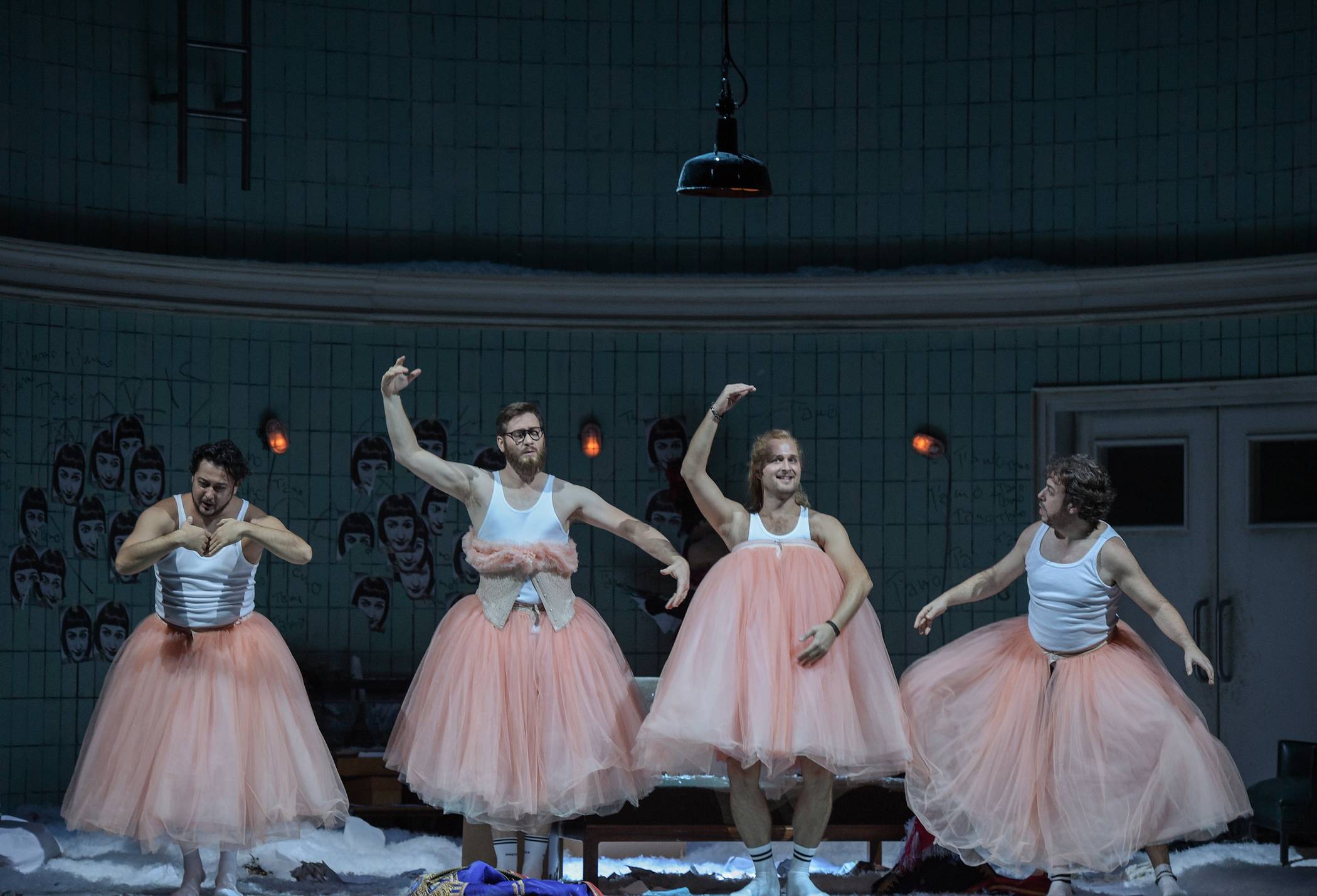  Azione coreografica auf der Schaumkrone des Lebens: Bogdan Baciu, Luke Stoker, Richard Šveda und Eduardo Aladrén (v. l.) 