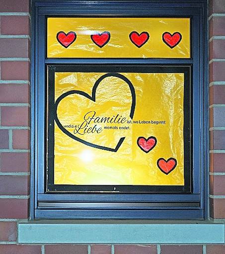 Unter dem Thema „Familie“ gestaltete Annette Beckers im letzten Jahr ihre Fenster.