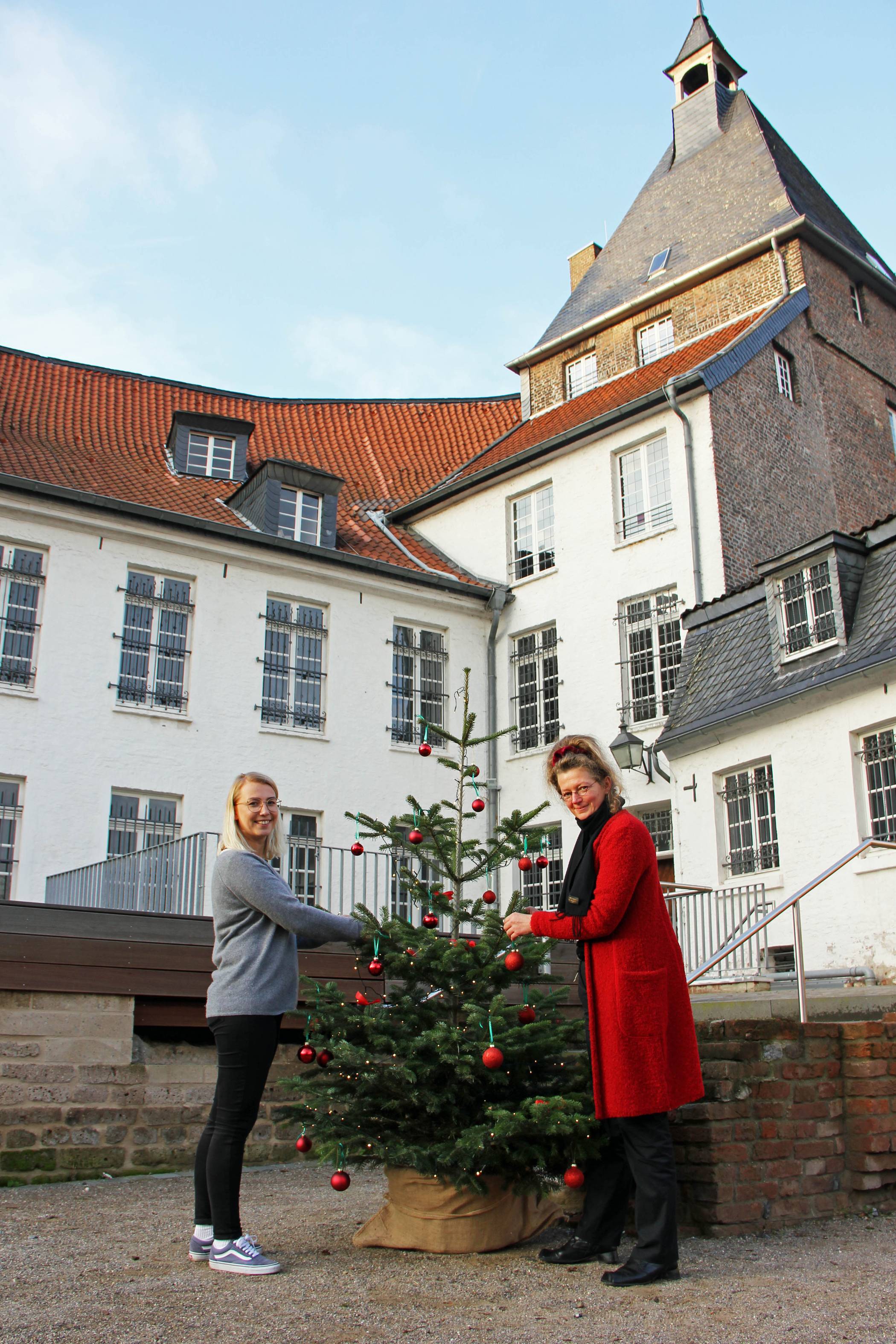  Fania Burger und Museumsleiterin Diana Finkele (v.l.) schmücken schon den Schlossinnenhof für den Museumssonntag am 8. Dezember. Er findet von 11 bis 18 Uhr statt. Der Vorverkauf beginnt am Dienstag, 26. November. 
