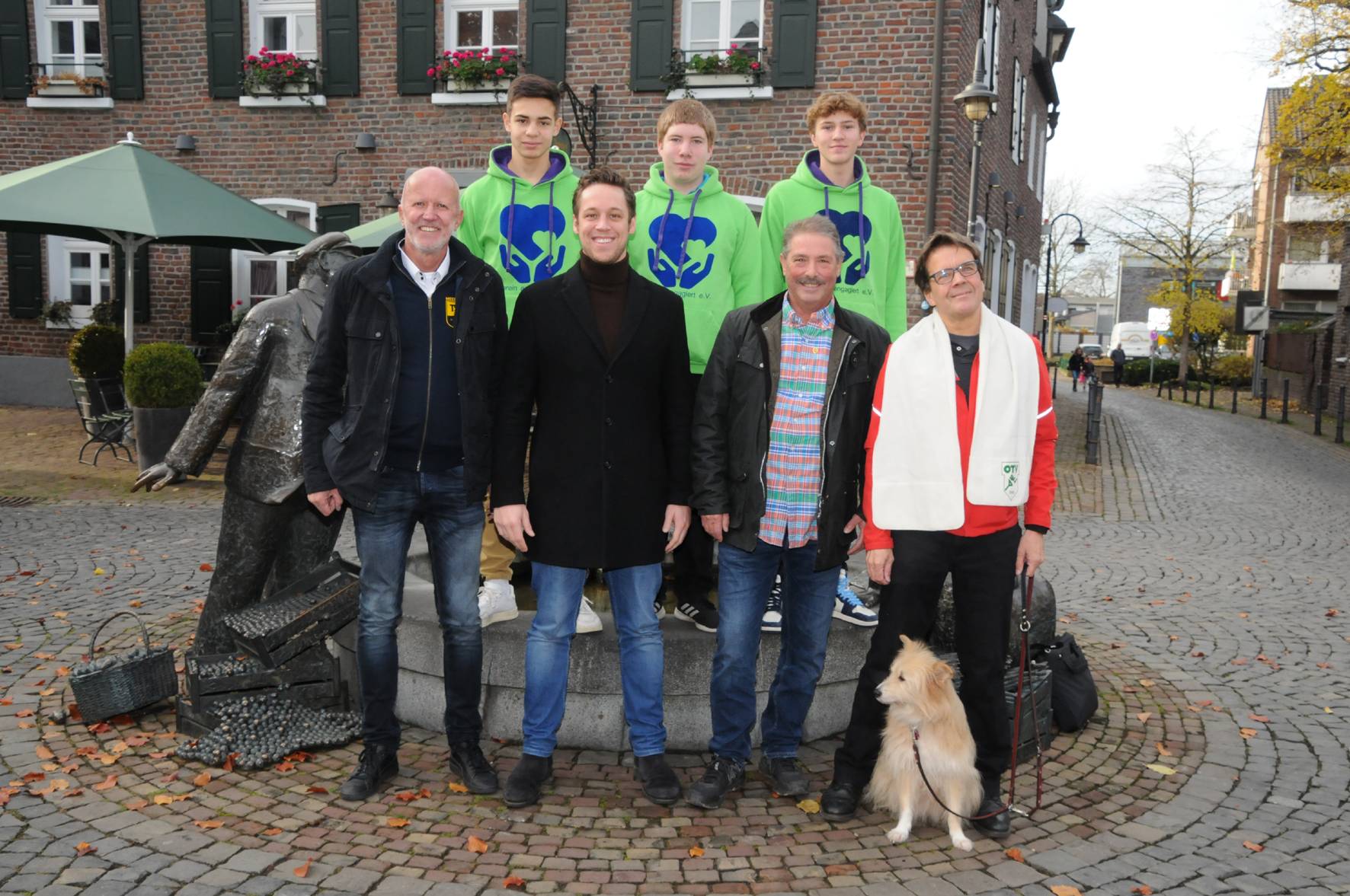  Freuen sich über viele Teilnehmer beim Silvesterlauf in Nierst (v.l.): Dieter Schmitz (Eventmanagement TSV Meerbusch), Alexander Gronwald (1. Vorsitzender Verein engagiert e.v.), Heiner Stammen (Vorstand Adler Nierst) und Stefan Lother (Vorstand Osterather TV). 