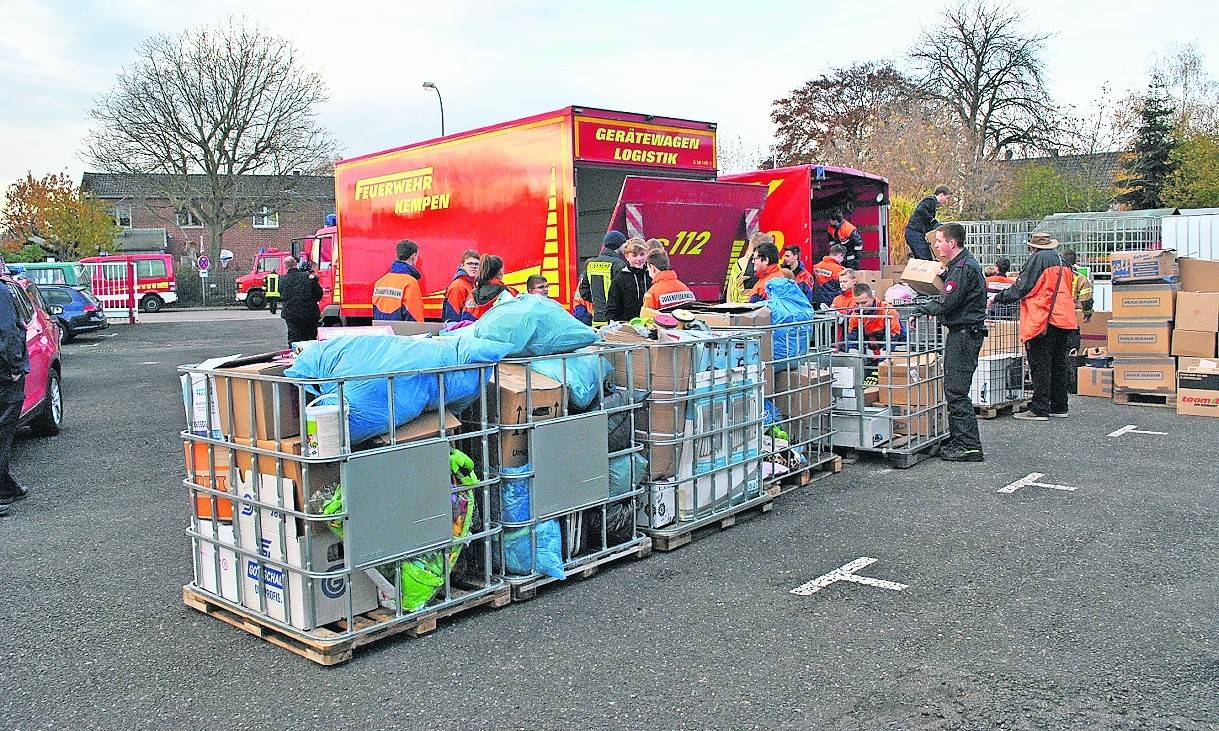  Ein großer Erfolg war die Sammelaktion „Ihre Feuerwehr hilft - komm hilf mit!“. Die Spenden gehen an Kinderheime und Krankenhäuser in Rumänien. 