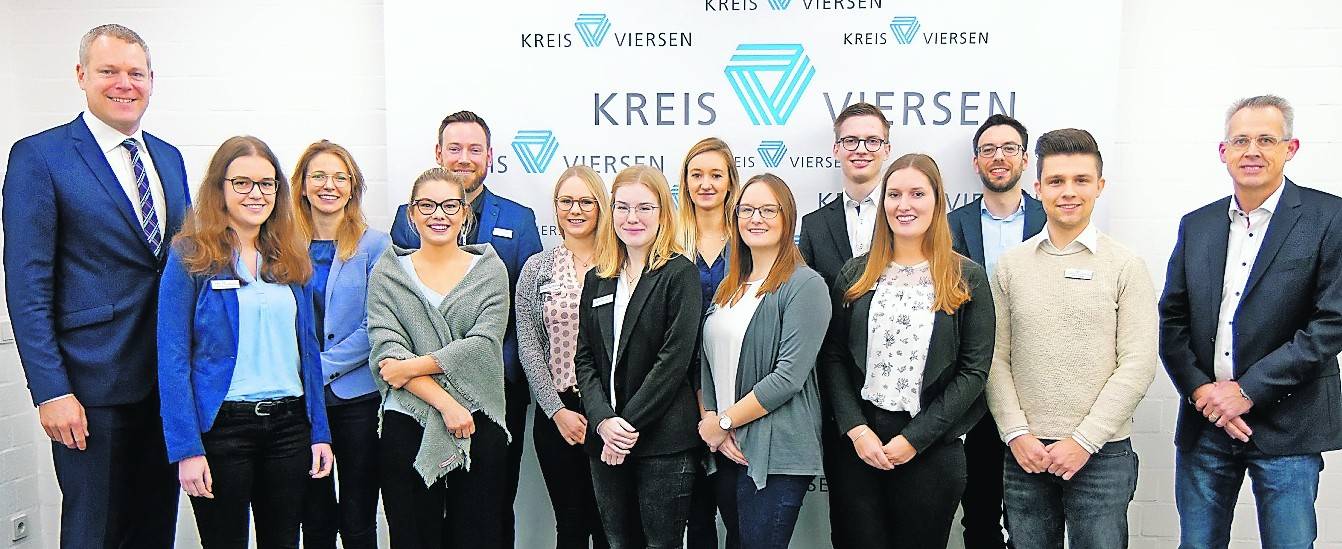 Landrat Dr. Andreas Coenen (links) und Ausbildungsleiter Volkmar Hörning (rechts) gratulieren den 13 Absolventen, die nach der Ausbildung übernommen werden.