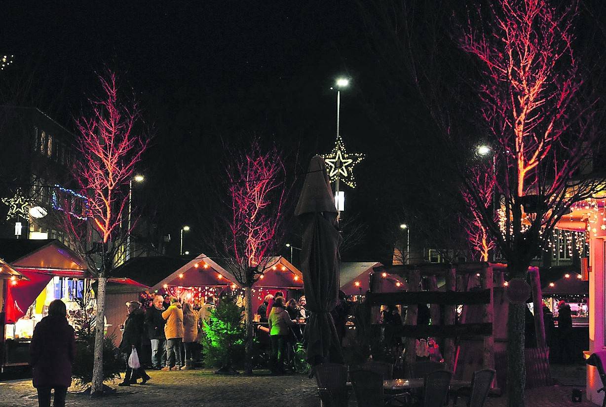 Festlich illuminiert entsteht auf dem Nikolausmarkt nach Einbruch der Dunkelheit eine ganz besondere Atmosphäre.