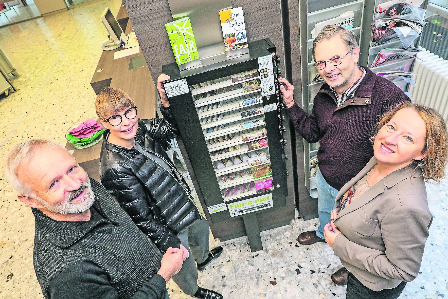 Sie stellten am Mittwoch den ersten Gladbacher Fair-O-Maten vor: (v.l.) Franz Scherer vom Eine-Welt-Laden, Brigitte Behrendt, Leiterin der Stadtbibliothek und Eugen Godoj und Sabine Kolsdorf aus der Steuerungsgruppe der Kampagne Fairtrade Town.