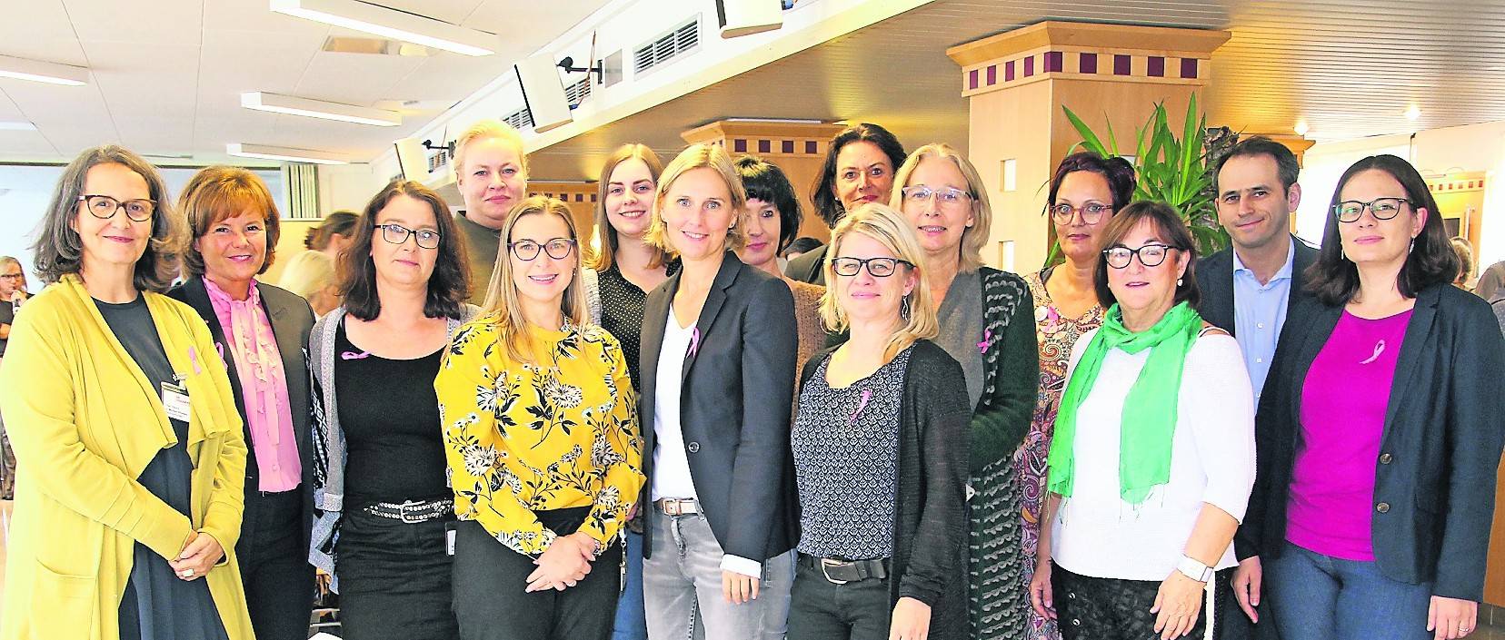 Das Team des Brustzentrums Niederrhein im Evangelischen Krankenhaus Bethesda der Johanniter. Die rosa Schleifen weisen auf den Brustkrebsmonat hin.