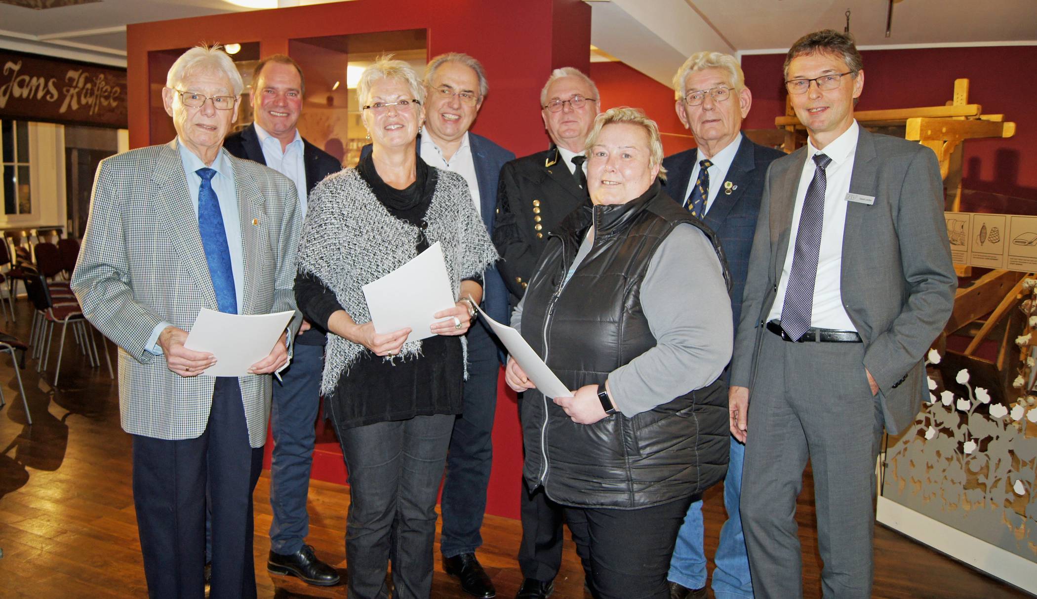  Die Verleihung der Ehrennadel fand im ortsgeschichtlichen Museum statt (v.l.): Helmut Drews, Jörn Meiss, Erika Ingenbleek, Jürgen Meier, Josef Schröder, Astrid Fibich, Friedhelm Schürmann und Harald Lenßen. 