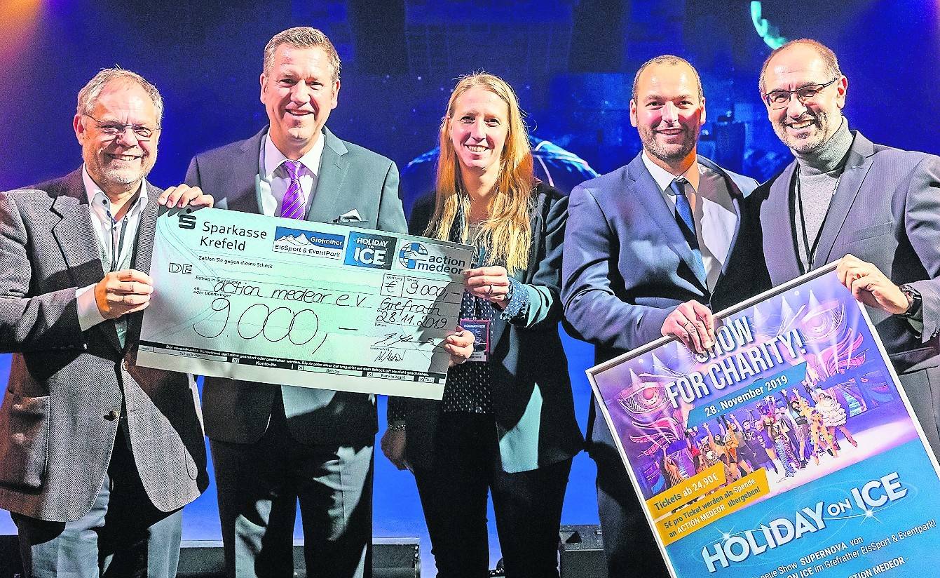 Bernd Pastors (Vorstandssprecher action medeor), Bernd Schoenmackers (Geschäftsführer Grefrather EisSport <amp/> EventPark), Nadine Matzat (Head of Product Management and Communication Holiday on Ice), Jan Lankes (Veranstaltungsleiter Grefrather EisSport <amp/> EventPark) und Siegfried Thomaßen (Präsident action medeor) (von links) bei der Spendenübergabe.