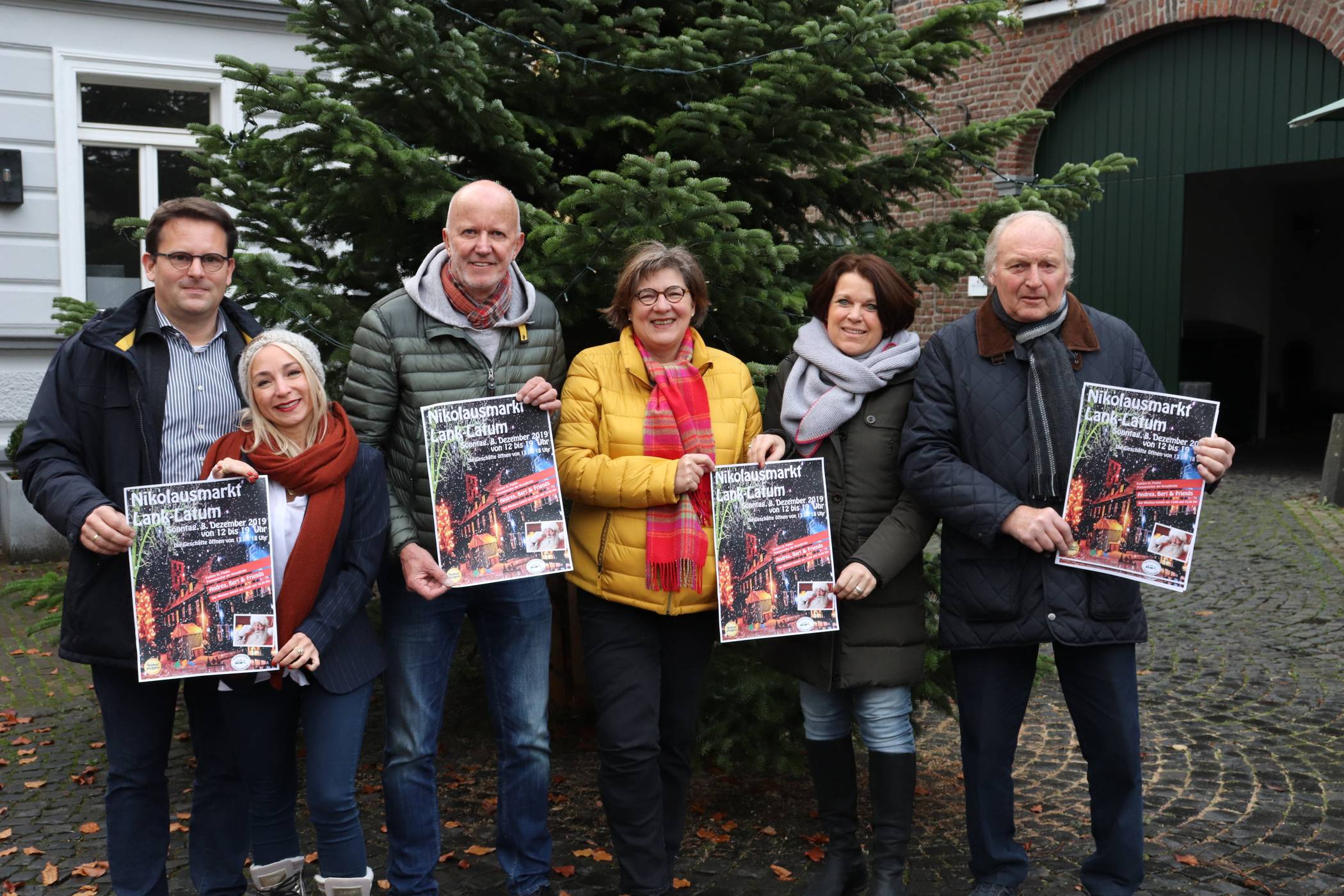 Freuen sich auf den Nikolausmarkt in Lank-Latum: Karl-Heinz Thelen (Heimatkreis), Tim Jürgens (Treudeutsch Lank), Simona Liebner (Rund um Lank-Latum), Gabi Pricken (Partnerschaft Fouesnant-Meerbusch), Alexandra Schellhorn (Stadtmarketing) und Dieter Schmitz (TSV Meerbusch).