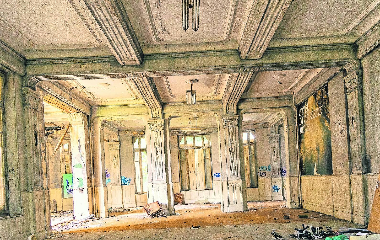 Modern konzipierte, Licht durchflutete Hotel-Eingangshalle in historisch bedeutsamen Ambiente.