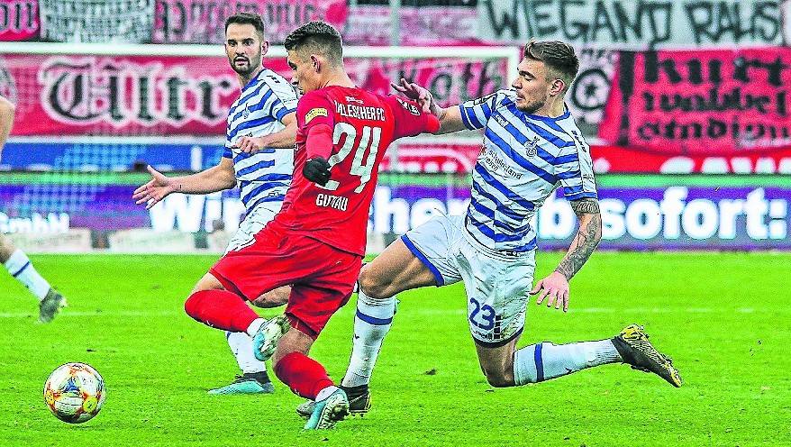  Auch Tim Albutat und Joshua Bitter konnten die 0:1-Pleite in Halle trotz allen Einsatzes nicht verhindern. 