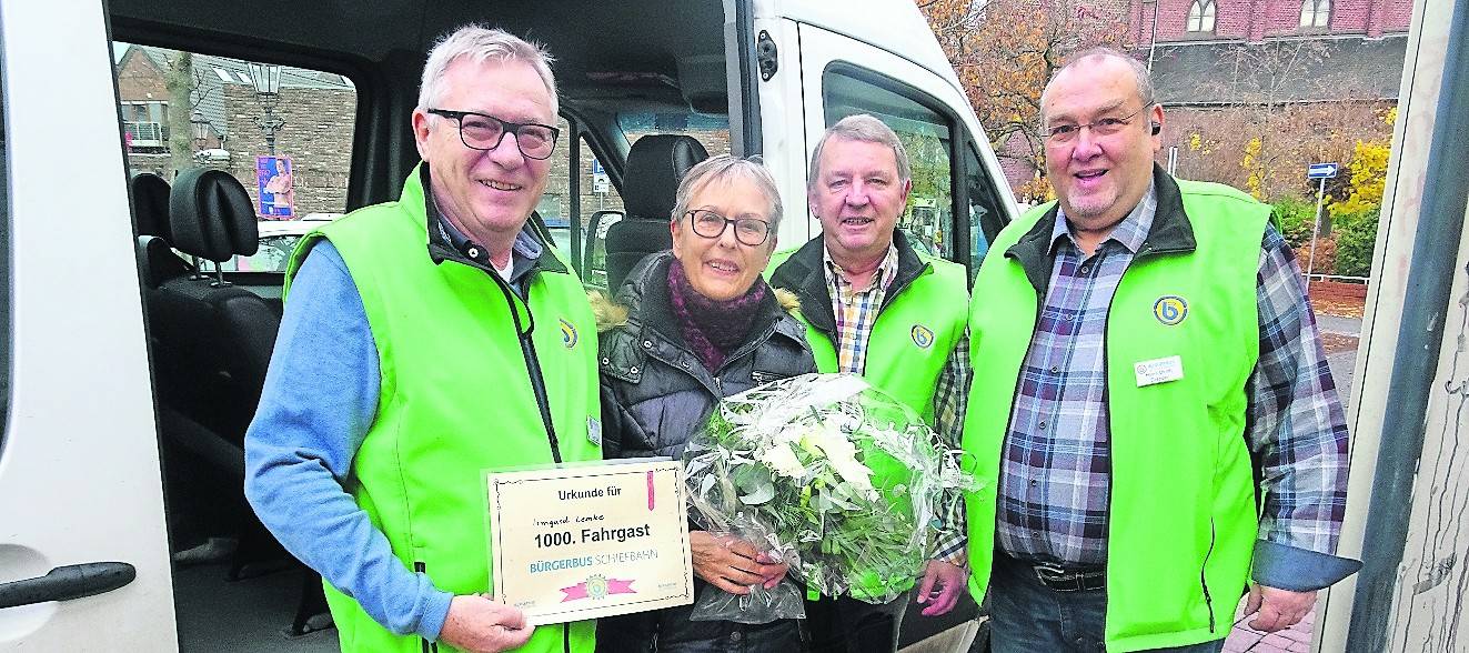  Erst knapp drei Monate fährt der Bürgerbus in Schiefbahn und schon konnte der Vorsitzende Ernst Kuhlen den 1.000 Fahrgast Ende November begrüßen. Eine bereits jetzt treue Mitfahrerin aus Niederheide, Irmgard Lemke, stieg an der Schiefbahner Kirche ein, um nach Hause zu fahren. Umso mehr war sie überrascht, als sie mit einem Blumenstrauß und einer Urkunde neben dem Vorsitzenden auch von Bürgerbus-Fahrer Klaus Schilling und dem stellvertretenden Wagenmeister Hans Ulrich Drepper begrüßt wurde. Der Bürgerbus Schiefbahn wünscht allen Fahrerinnen und Fahrern, Sponsoren, Gästen und allen Beteiligten eine schöne Advents- und Weihnachtszeit. Am Heiligen Abend und an Silvester wird der Bürgerbusverein von 9 bis 12 Uhr den Fahrdienst ganz normal durchführen. 