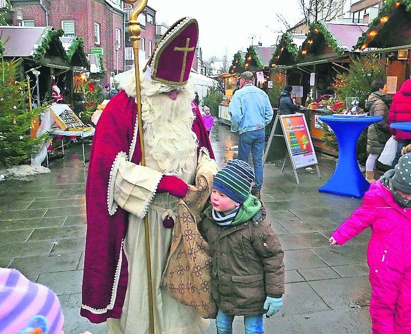  Was ist wohl drin in diesem Sack? Am Samstag und am Sonntag wird auch der Nikolaus (gesponsert vom Supermarkt Esch) den Adventsmarkt besuchen. 