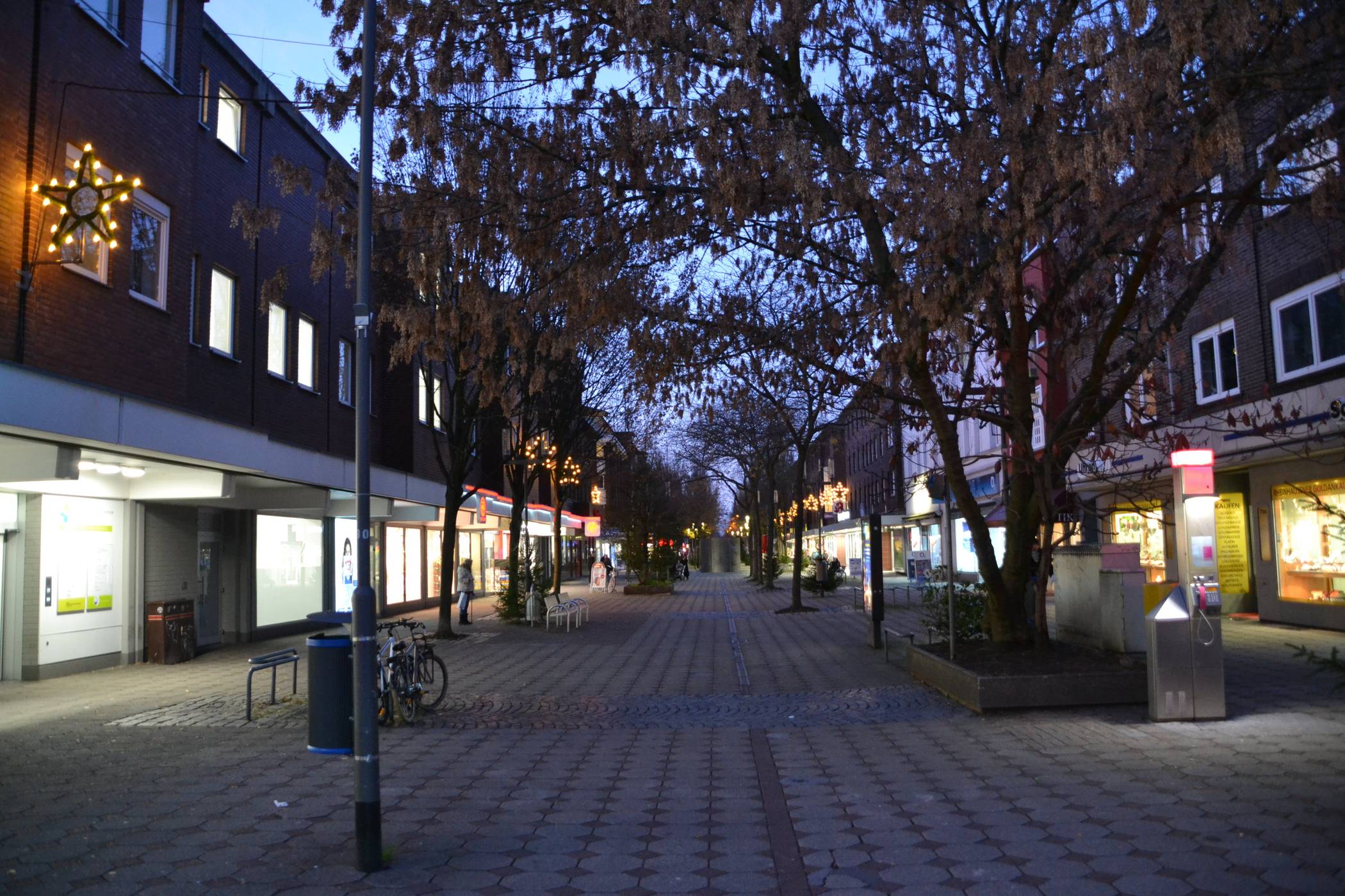  Die Weihnachtssterne funkeln in der Fußgängerzone der Friedrich-Alfred-Straße in Rheinhausen. Einige im vorderen Bereich (rechts) blieben am „Einschalttag“ leider dunkel. Abhilfe wurde zugesichert. 